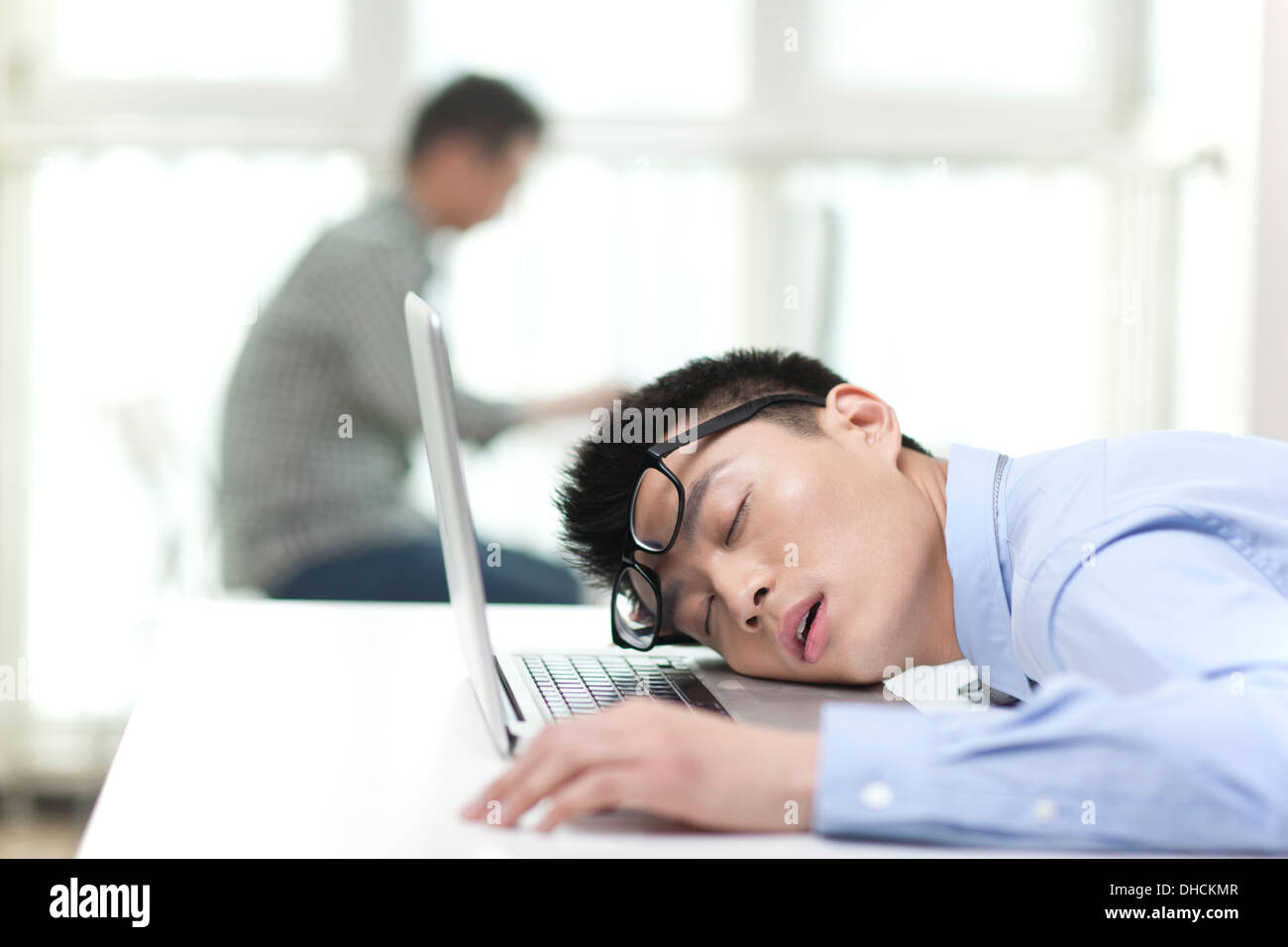 Вконец устал. Инэмури в Японии. Сон на рабочем месте в Японии. Японцы спят на работе. Сон на рабочем месте.