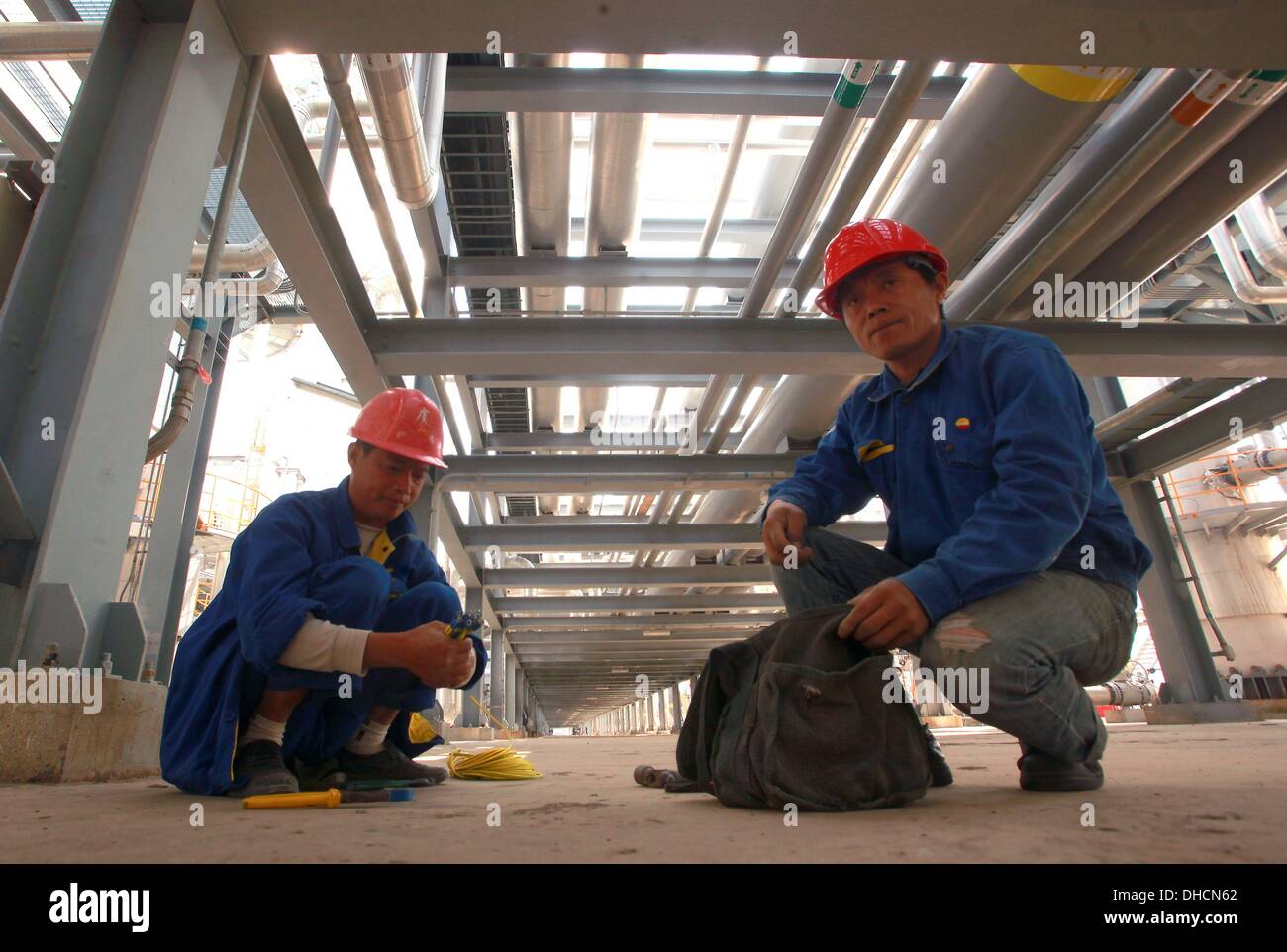 Zhuhai, GUANGDONG PROVINCE, CHINA, . 6th Nov, 2013. Chinese engineers ...