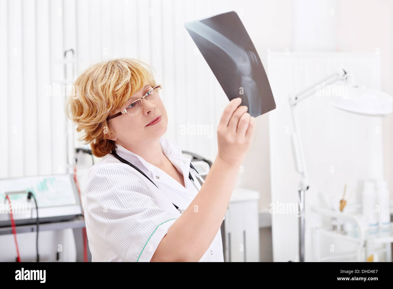 Mature doctor hi-res stock photography and images - Alamy