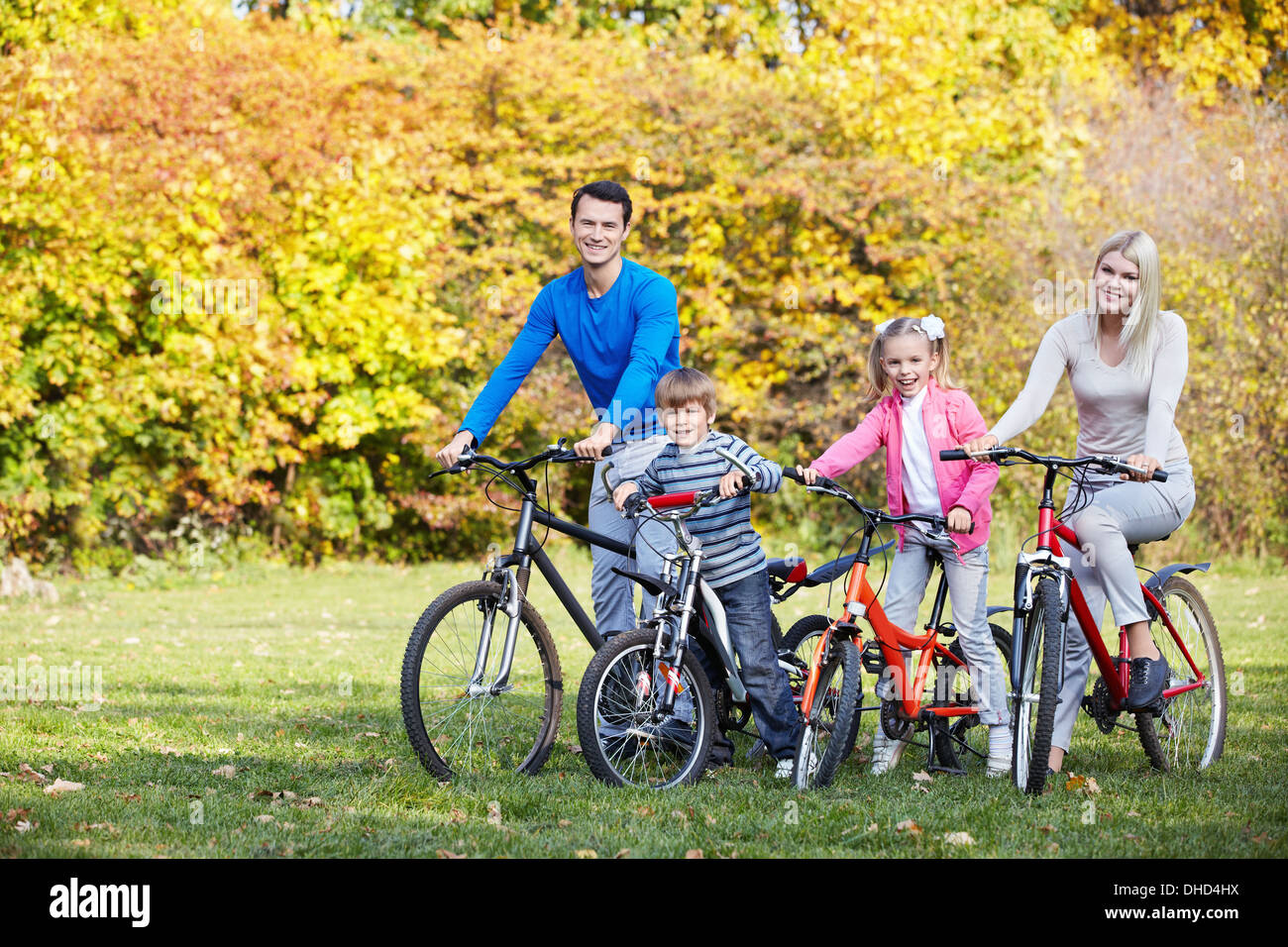 Велосемья. Счастливая семья на велосипедах. Семейный велосипед. Счастливая семья в парке на велосипедах. Семья с детьми на велосипедах.
