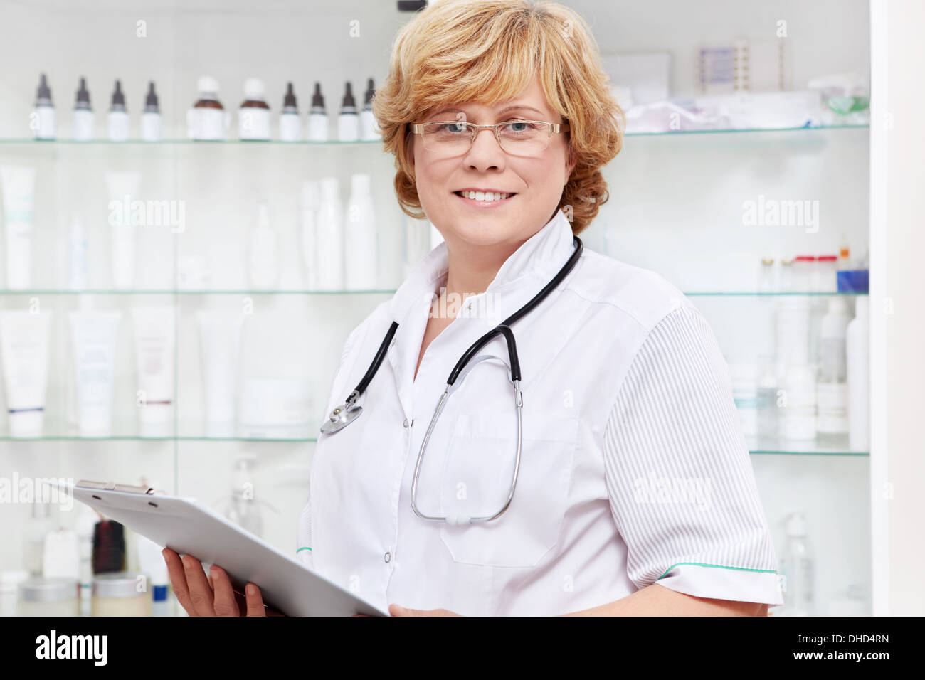 Mature doctor hi-res stock photography and images - Alamy