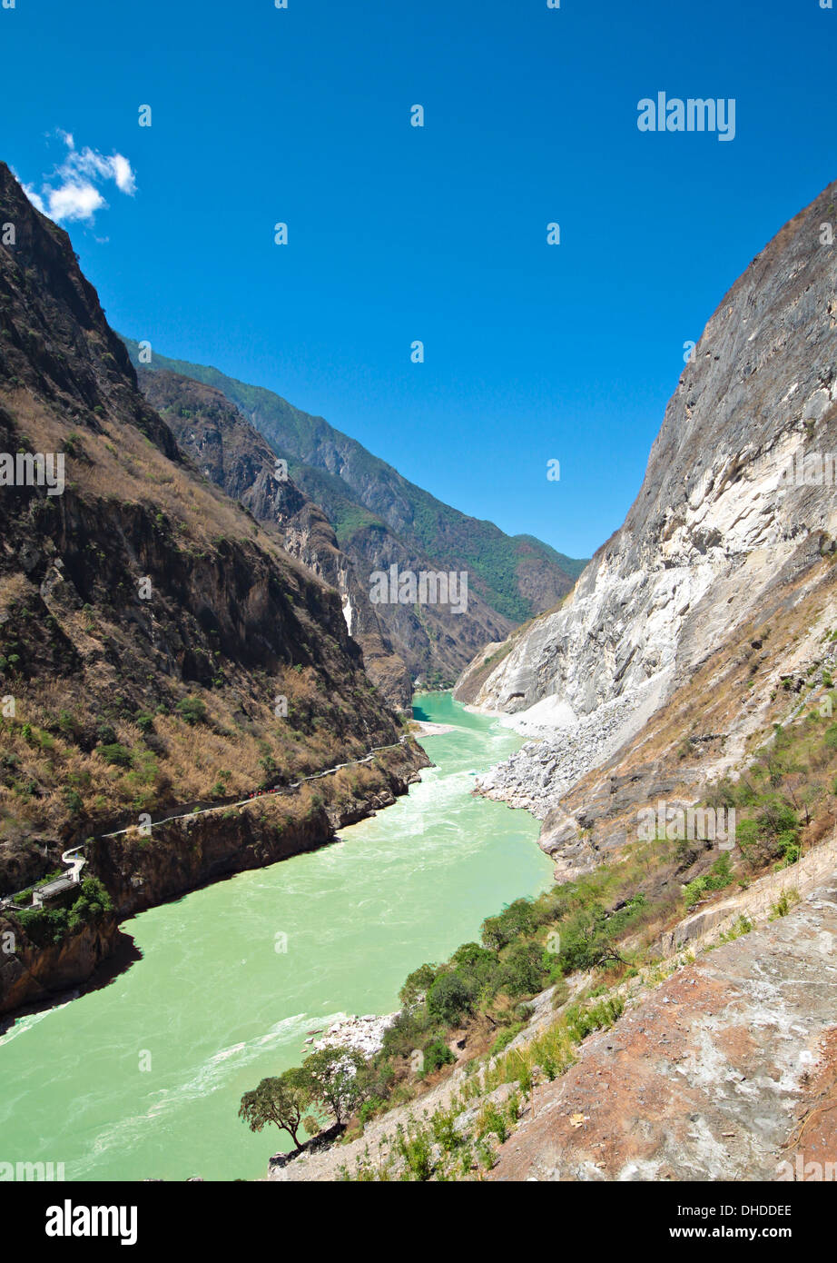 Yangtze river flow through a tourism canyon called Tiger Leaping Gorge near Shangri-la, Yunnan China. Stock Photo