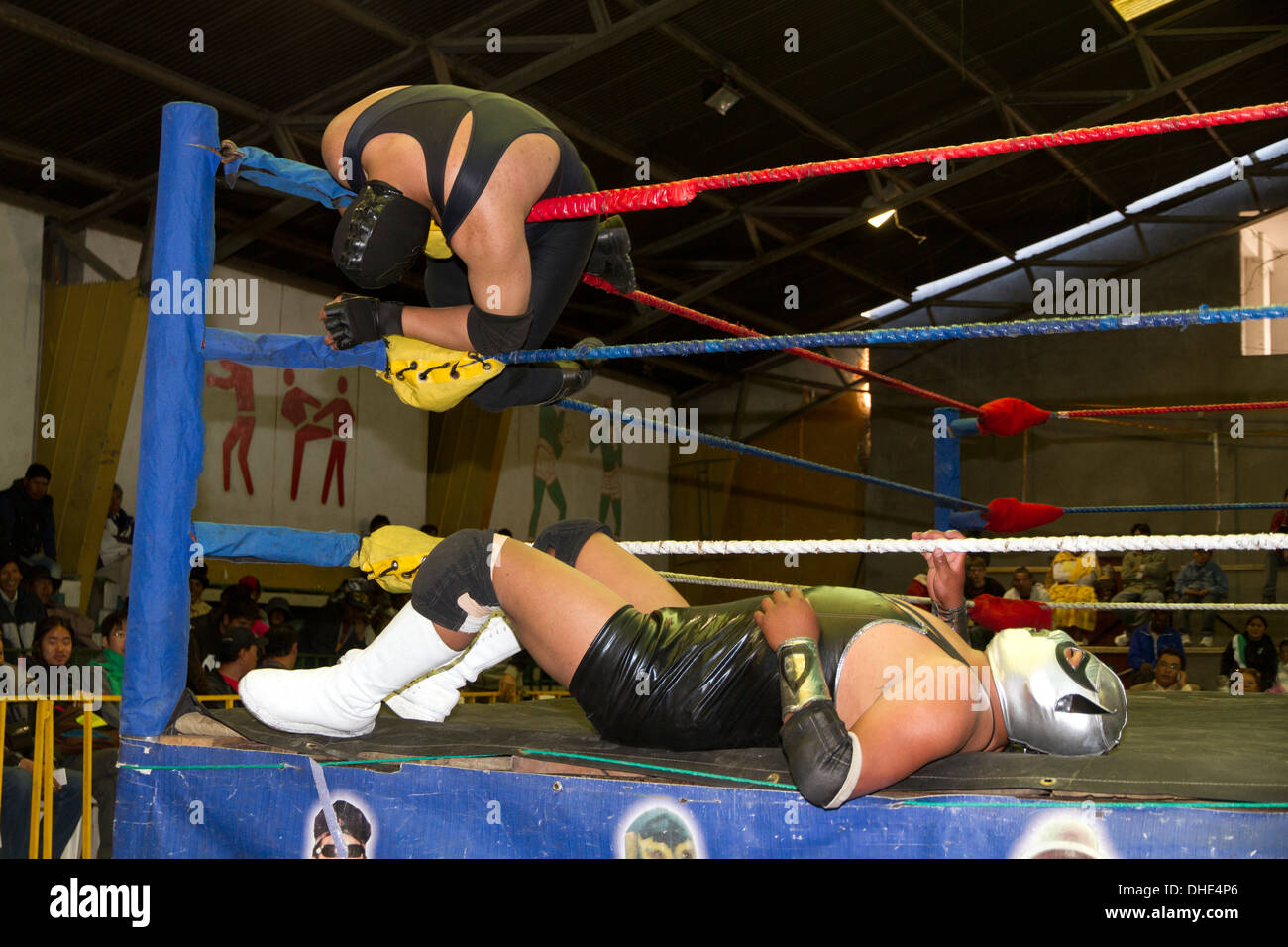 Catch wrestlers in combat at the Cholitas Wrestling Event, El Alto, La Paz, Bolivia Stock Photo