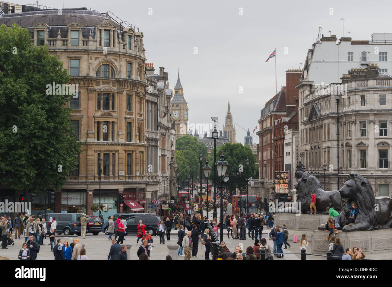 Climbing in trafalgar square hi-res stock photography and images - Alamy
