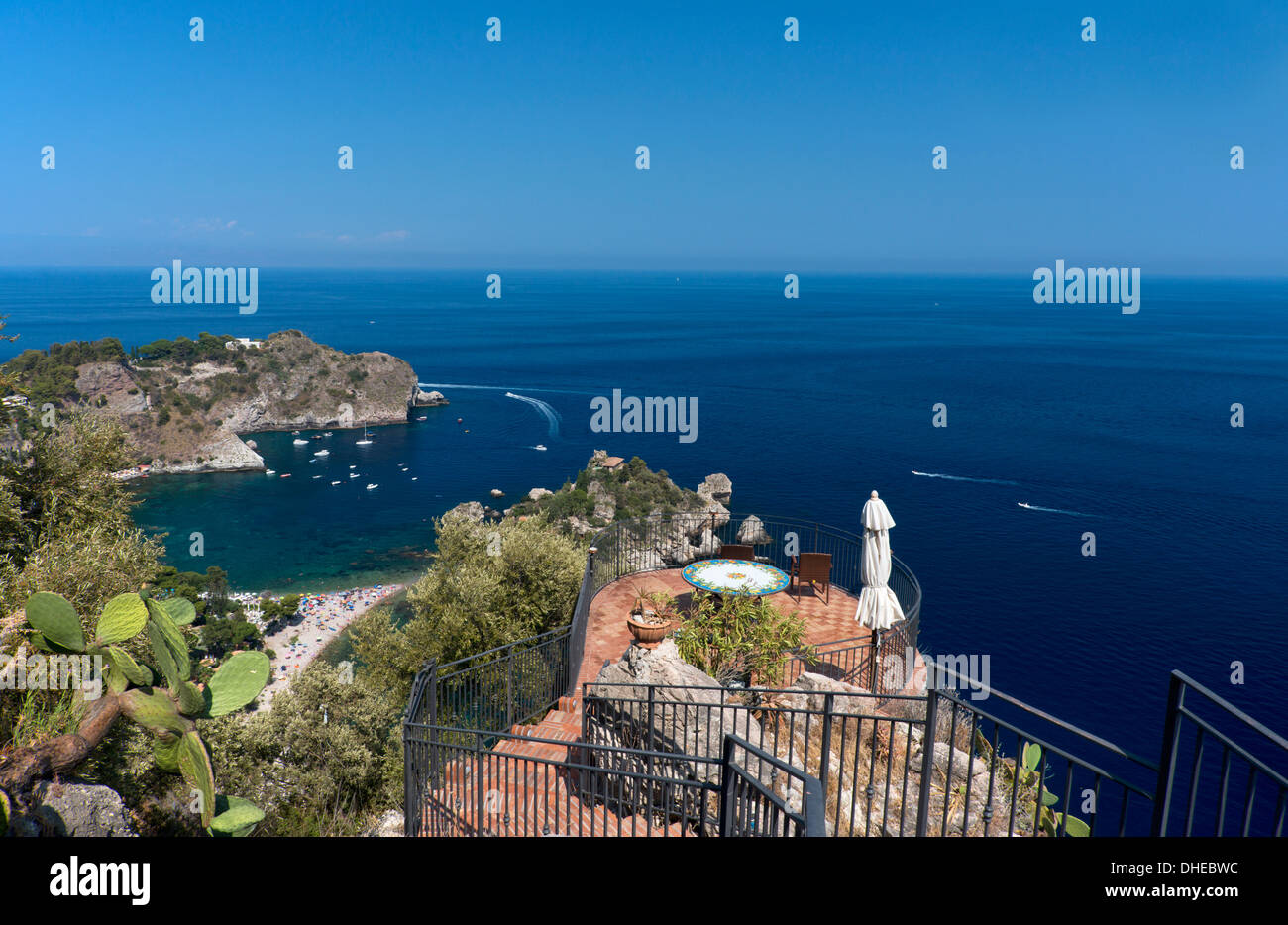 Planta De Dragão De Pequena Dimensão Com Vista Cênica No Dia Ensolarado Da  Ilha Turística Isola Bella Em Taormina Siciliana Itália Imagem de Stock -  Imagem de litoral, console: 251060157