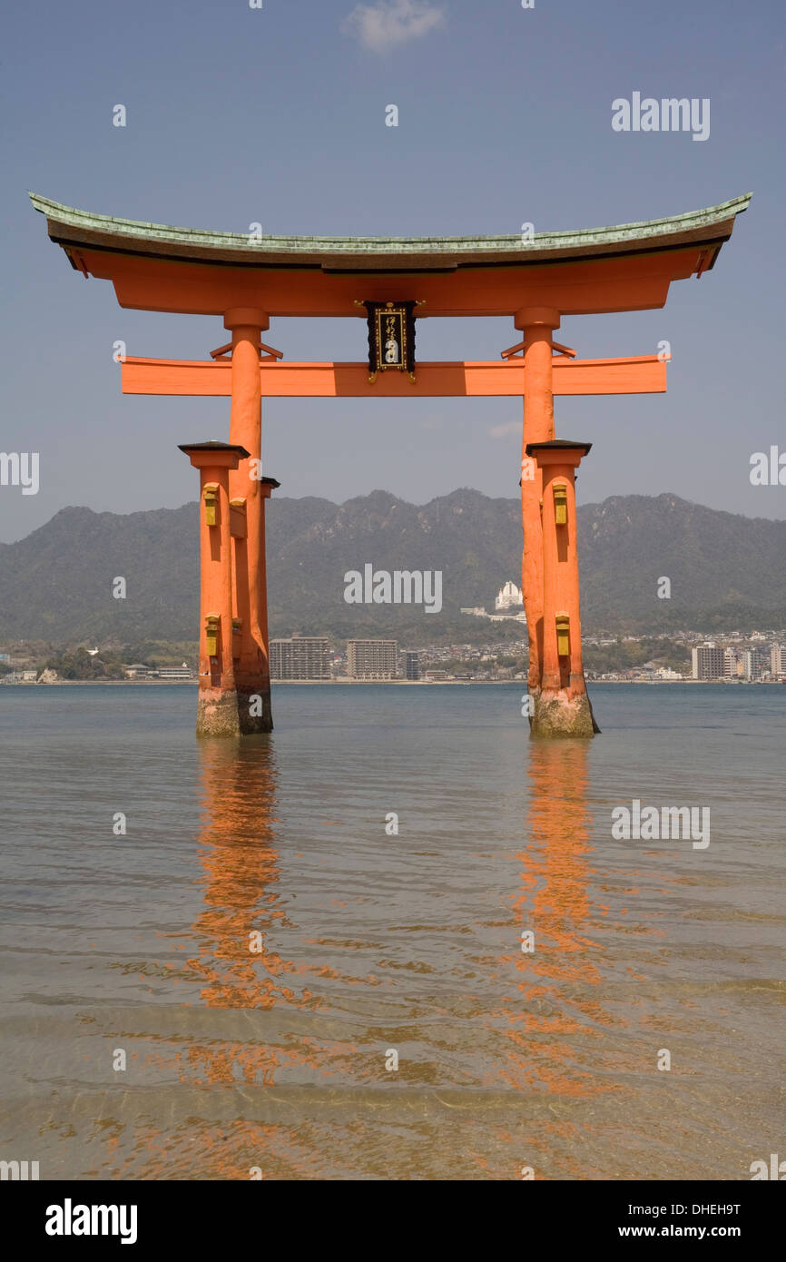 Otorii gate, Itsukushima shrine, Miyajima, UNESCO World Heritage Site ...
