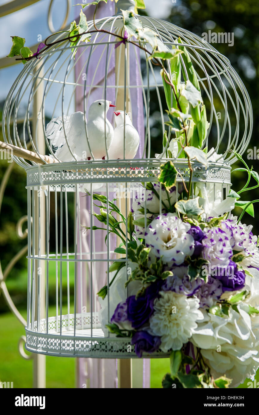 Artificial birds and flowers hi-res stock photography and images - Alamy
