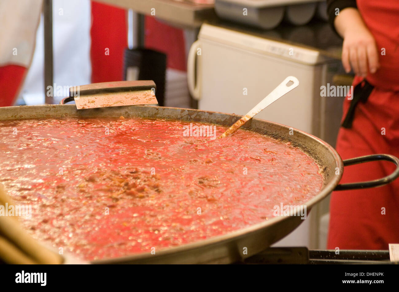 https://c8.alamy.com/comp/DHENPK/big-pan-saucepan-of-chili-cook-off-cooking-pans-mince-sauce-pan-saucepans-DHENPK.jpg