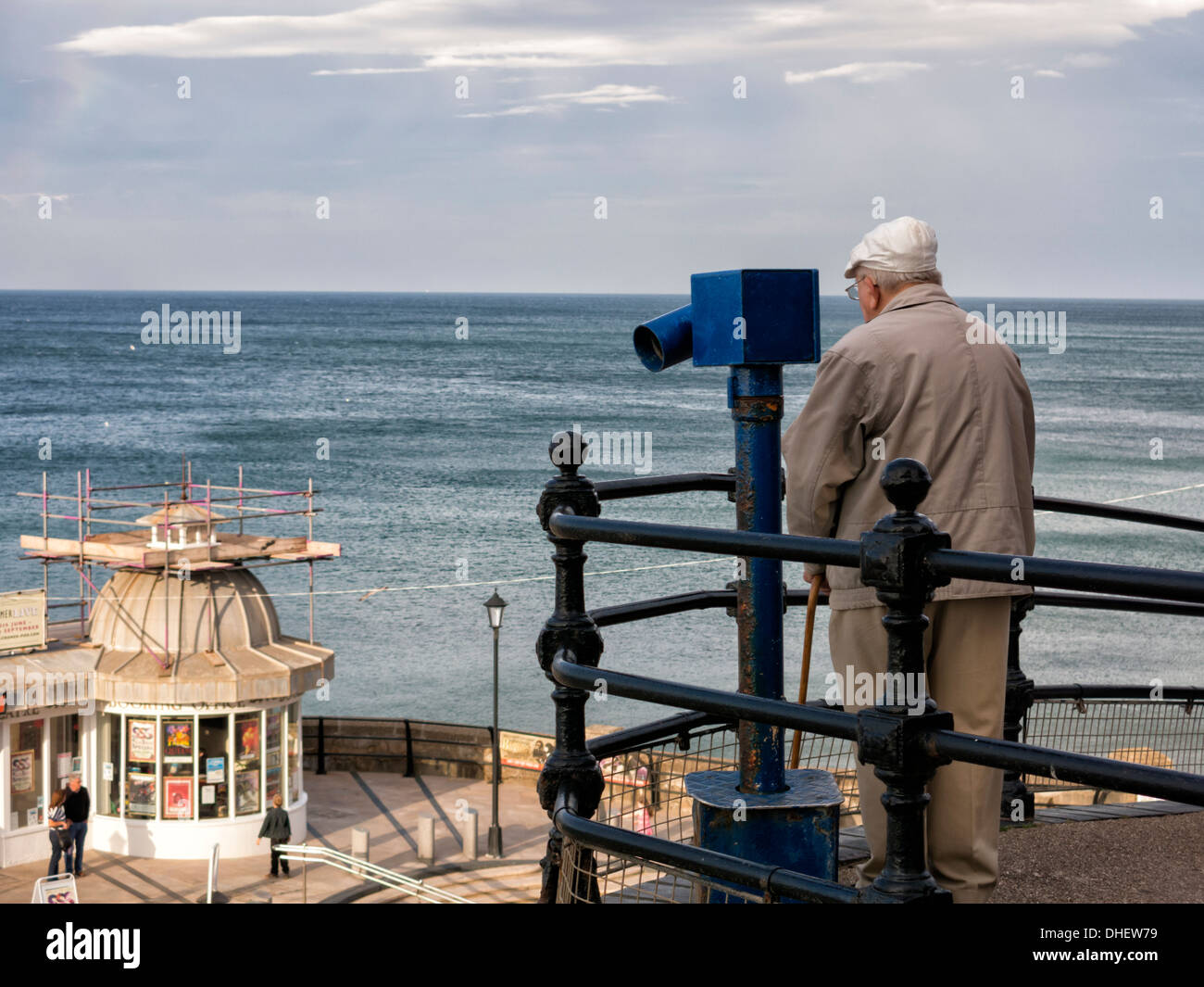 Old man looking out to sea hi-res stock photography and images - Alamy