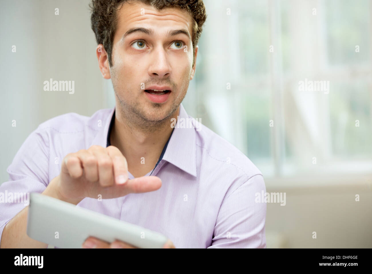 Парень объясняет. Man explain. Мужик объясняет. Люди на переговорах. Man explain.