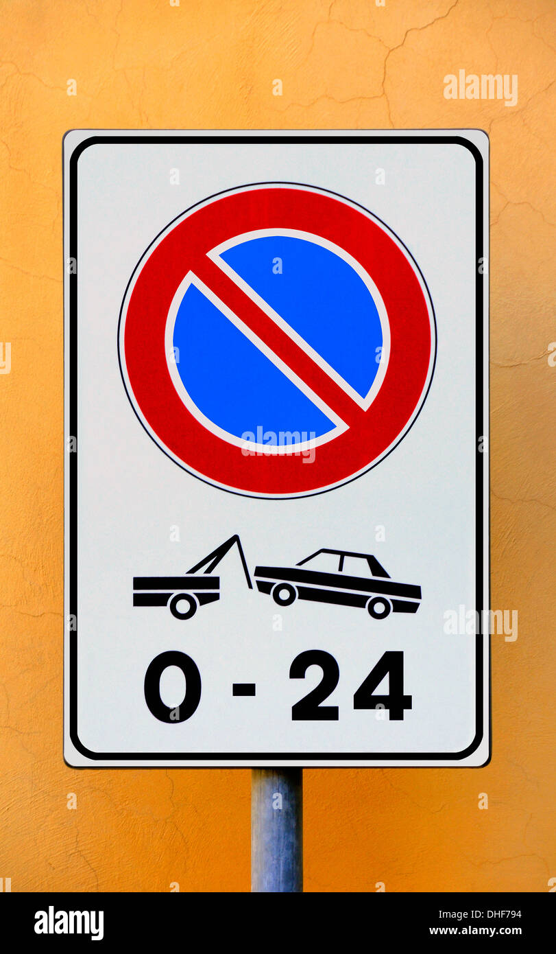 no waiting signpost in Italy Stock Photo