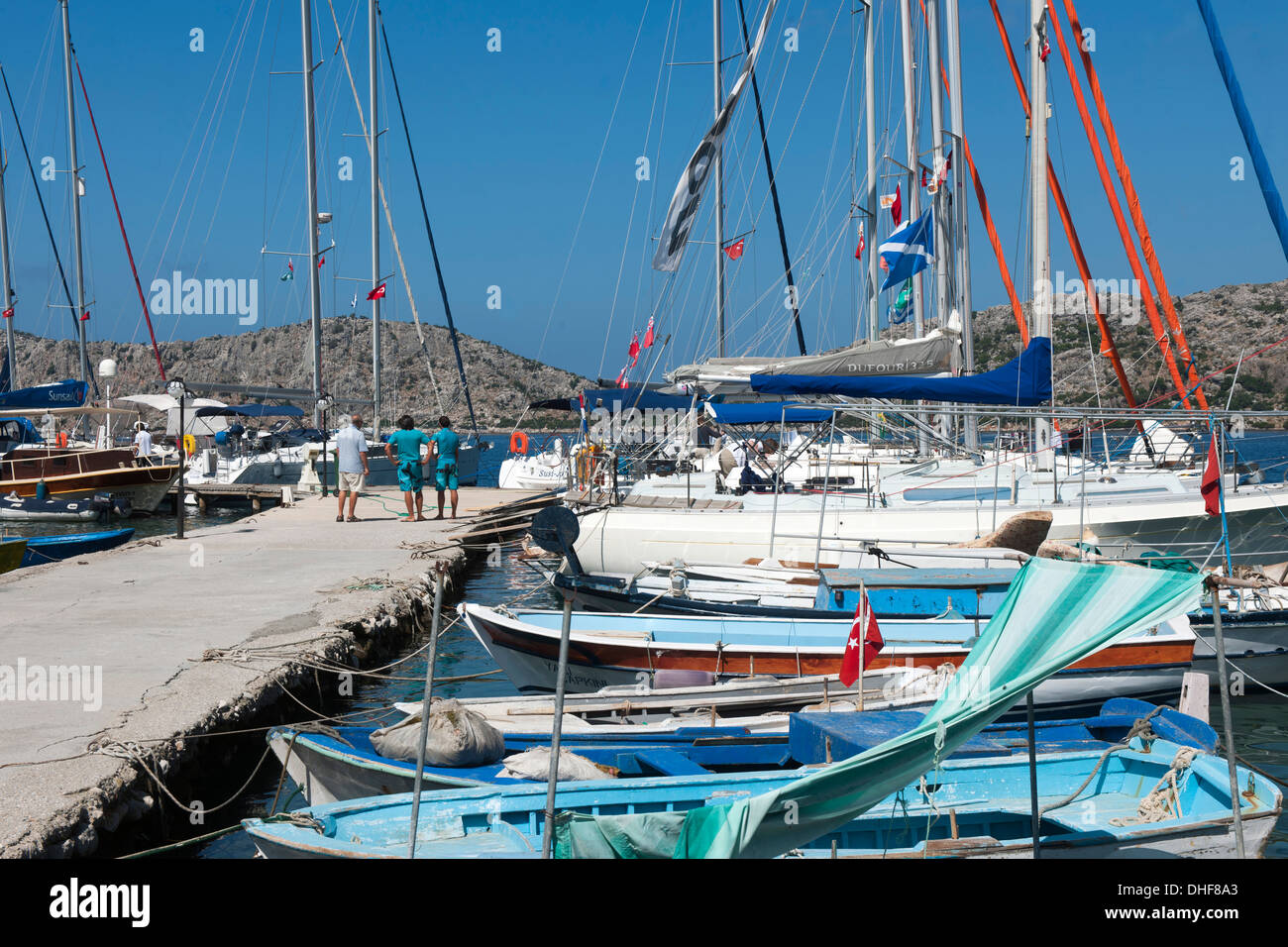 Türkei, Provinz Mugla, Bozburun-Halbinsel, Sögüt, Steg mit Yachten und Fischerbooten beim Askin Motel Stock Photo