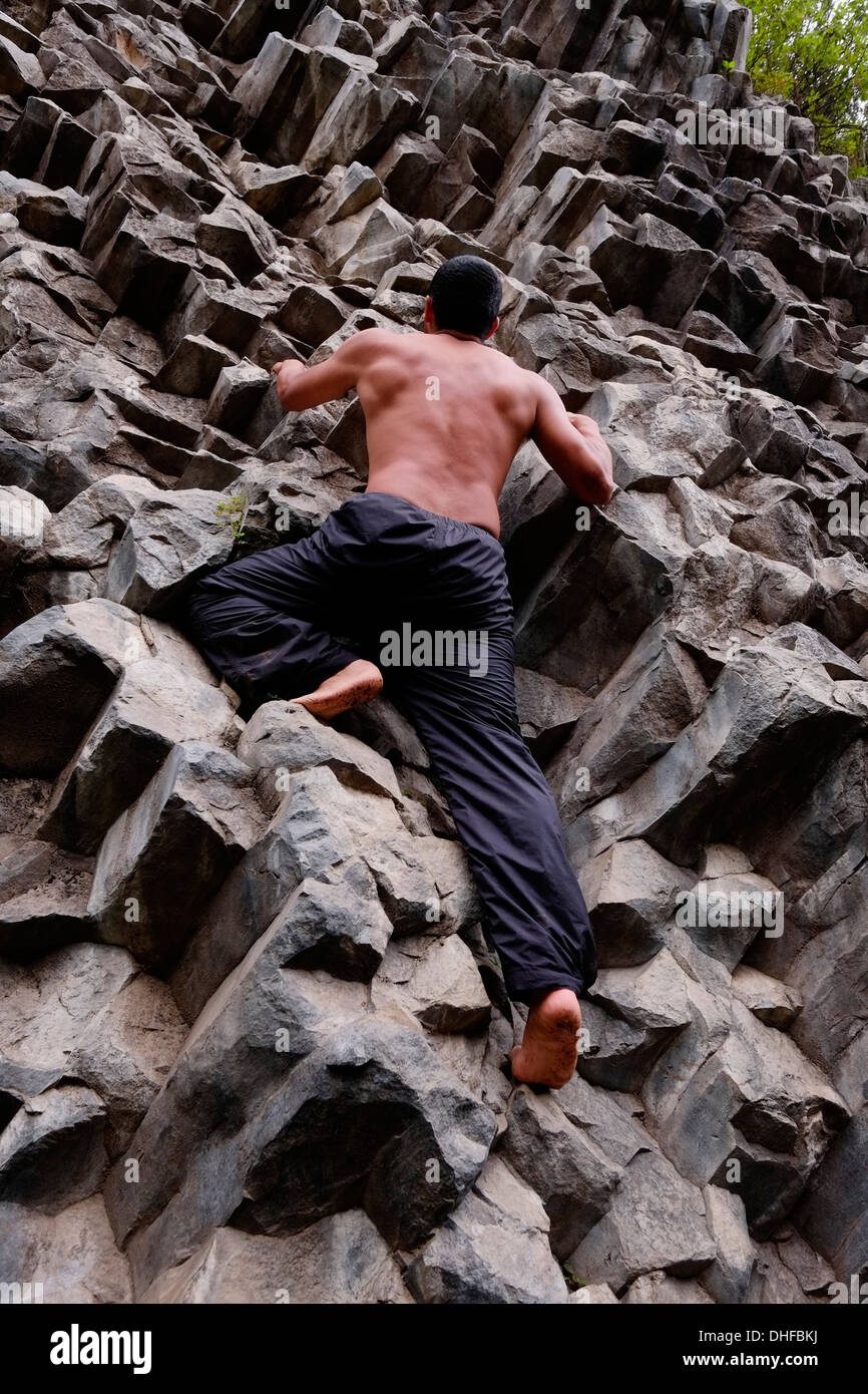 rock climbing barefoot