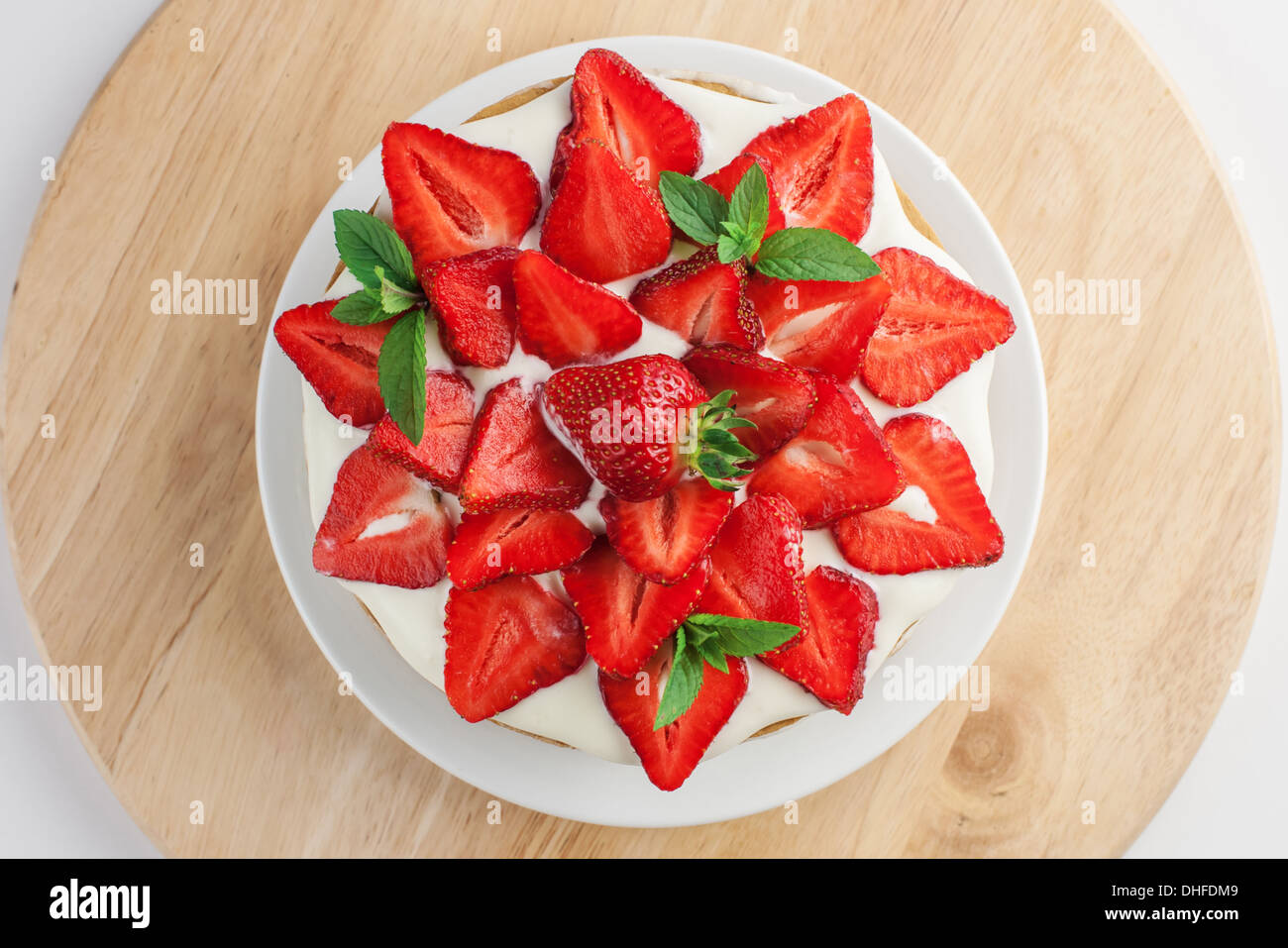 strawberry cake isolated on white Stock Photo - Alamy