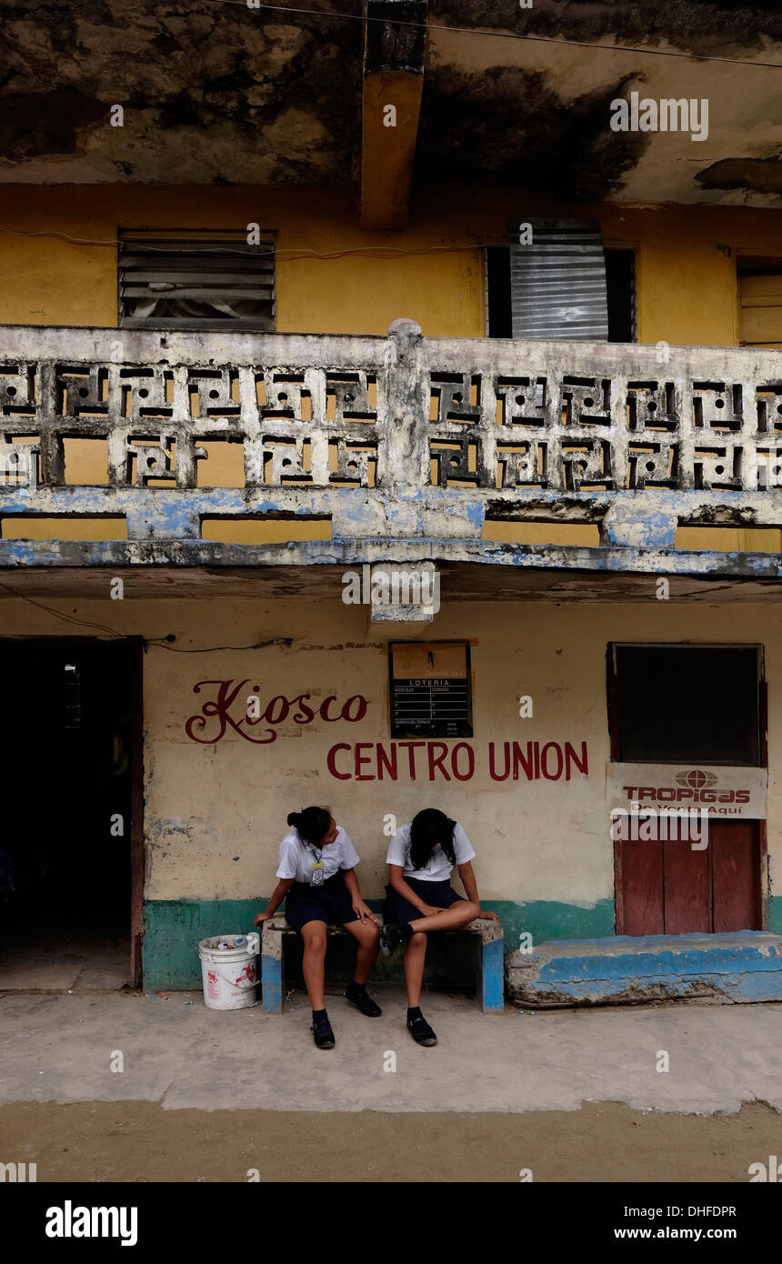 Schoolgirls sitting in the street in Carti Sugtupu island village administered by Guna natives known as Kuna in the 'Comarca' (region) of the Guna Yala located in the archipelago of San Blas Blas islands in the Northeast of Panama facing the Caribbean Sea. Stock Photo