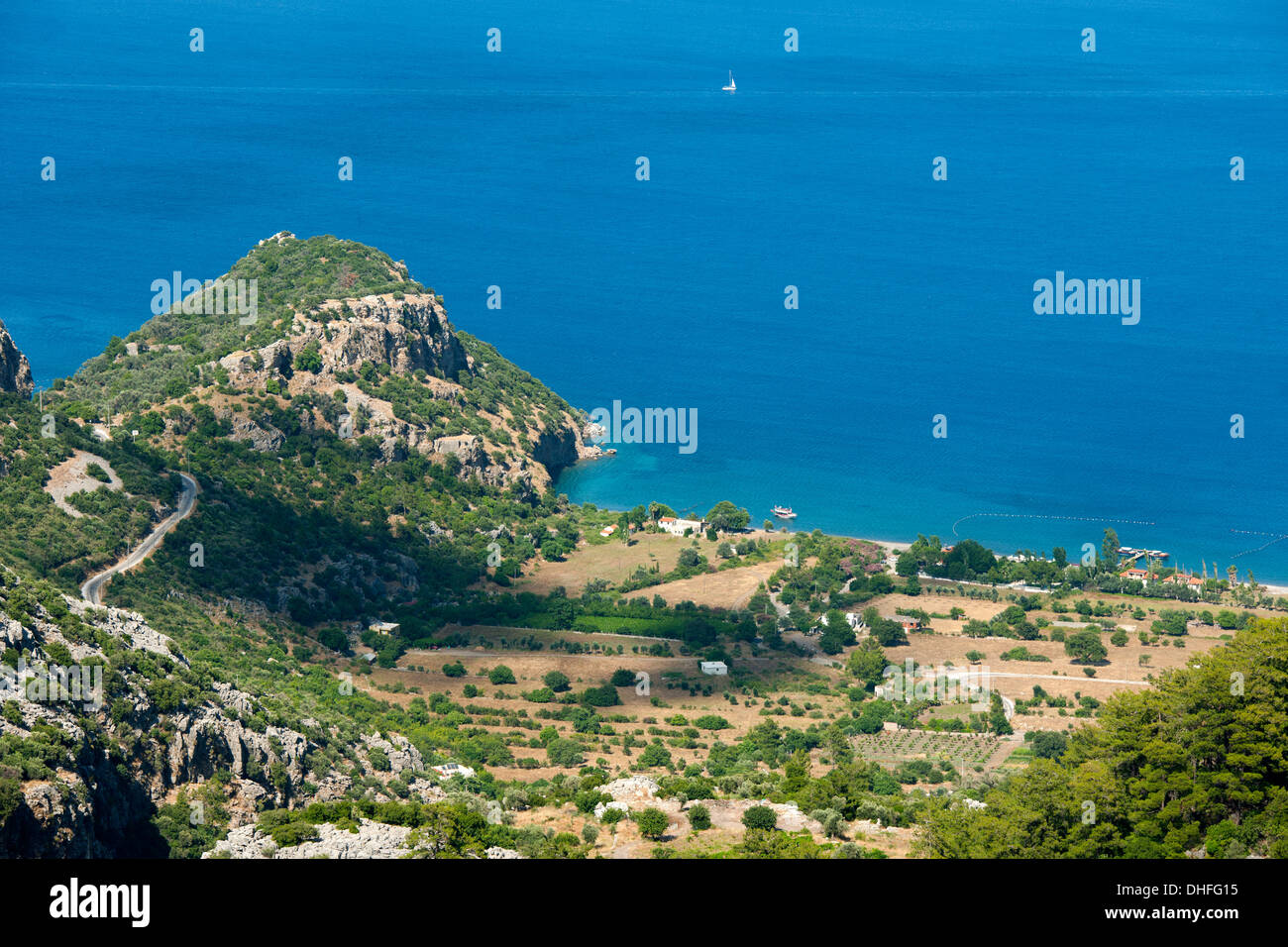 Türkei, Provinz Mugla, Bozburun-Halbinsel, Burghügel der antiken Stadt Amos, rechts die Bucht Kumlubük Stock Photo