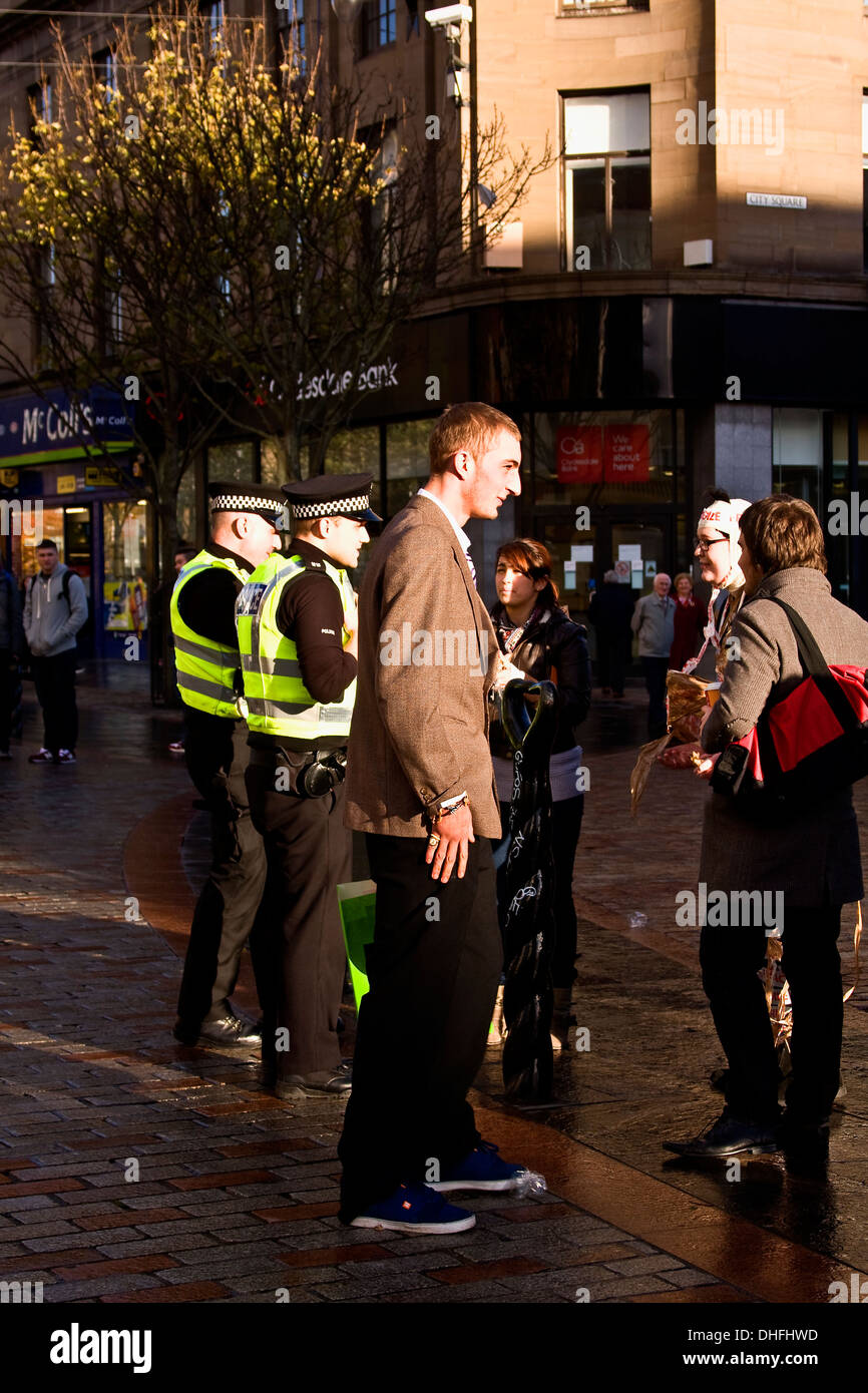 Tayside Police questioning Three Duncan of Jordanstone Art students about their project acted out in the streets of Dundee, UK Stock Photo