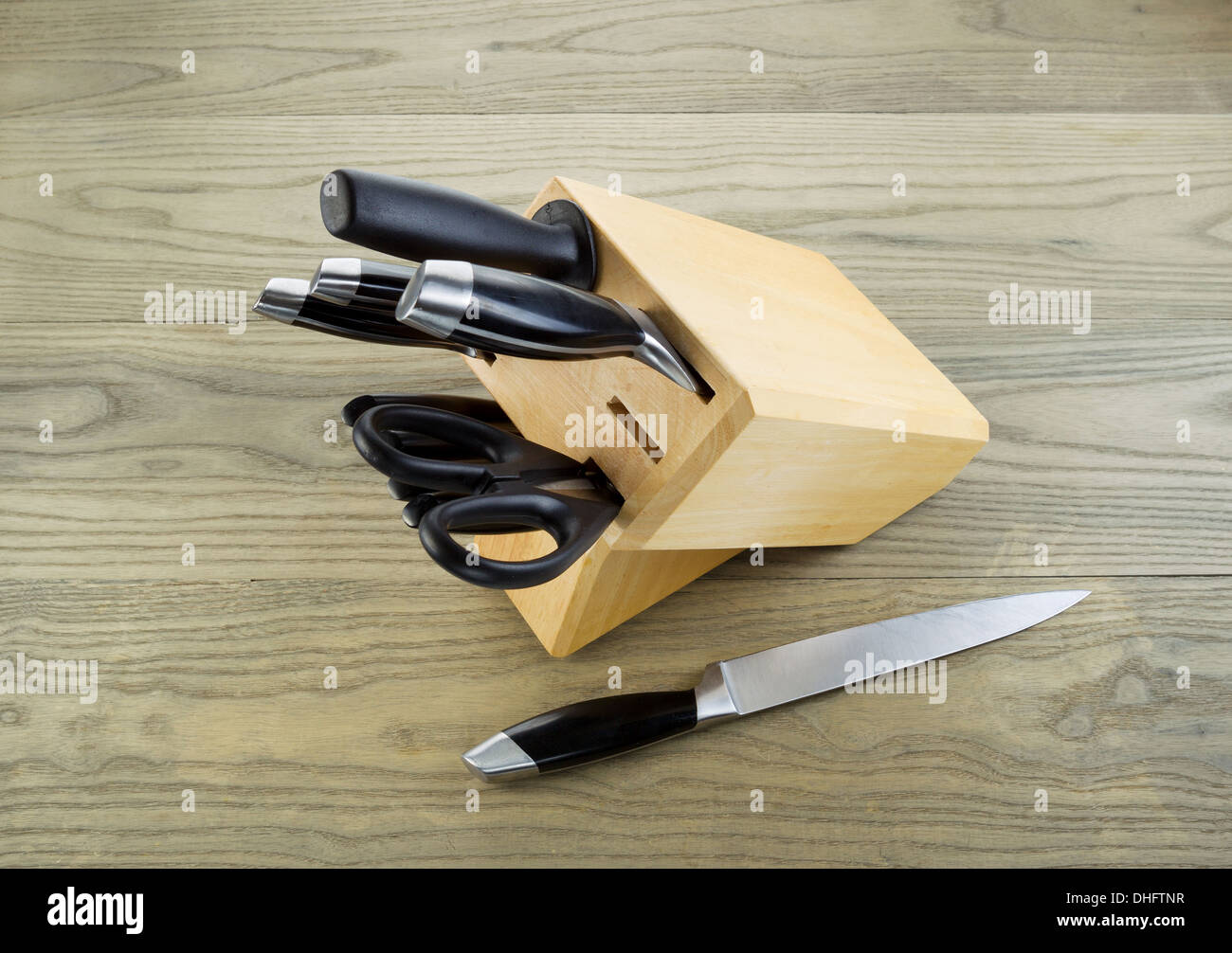 https://c8.alamy.com/comp/DHFTNR/photo-of-kitchen-knives-scissors-and-sharpener-in-wooden-holder-with-DHFTNR.jpg