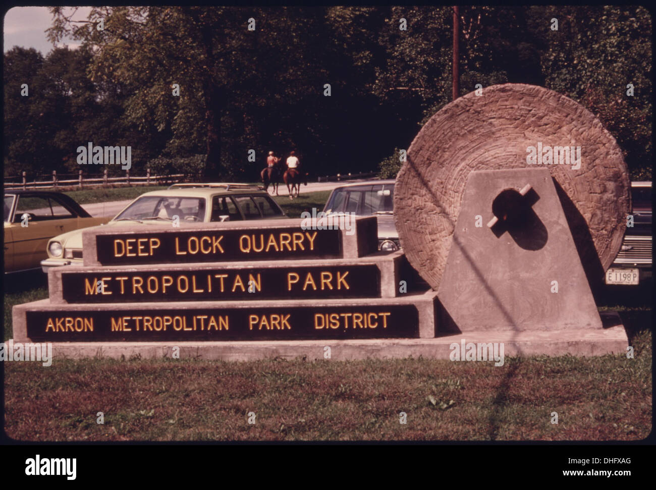 ENTRANCE TO DEEP LOCK QUARRY PARK ON RIVERVIEW ROAD NEAR AKRON, OHIO. A MILL STONE FROM THE FORMER QUARRY IS USED FOR. 557984 Stock Photo