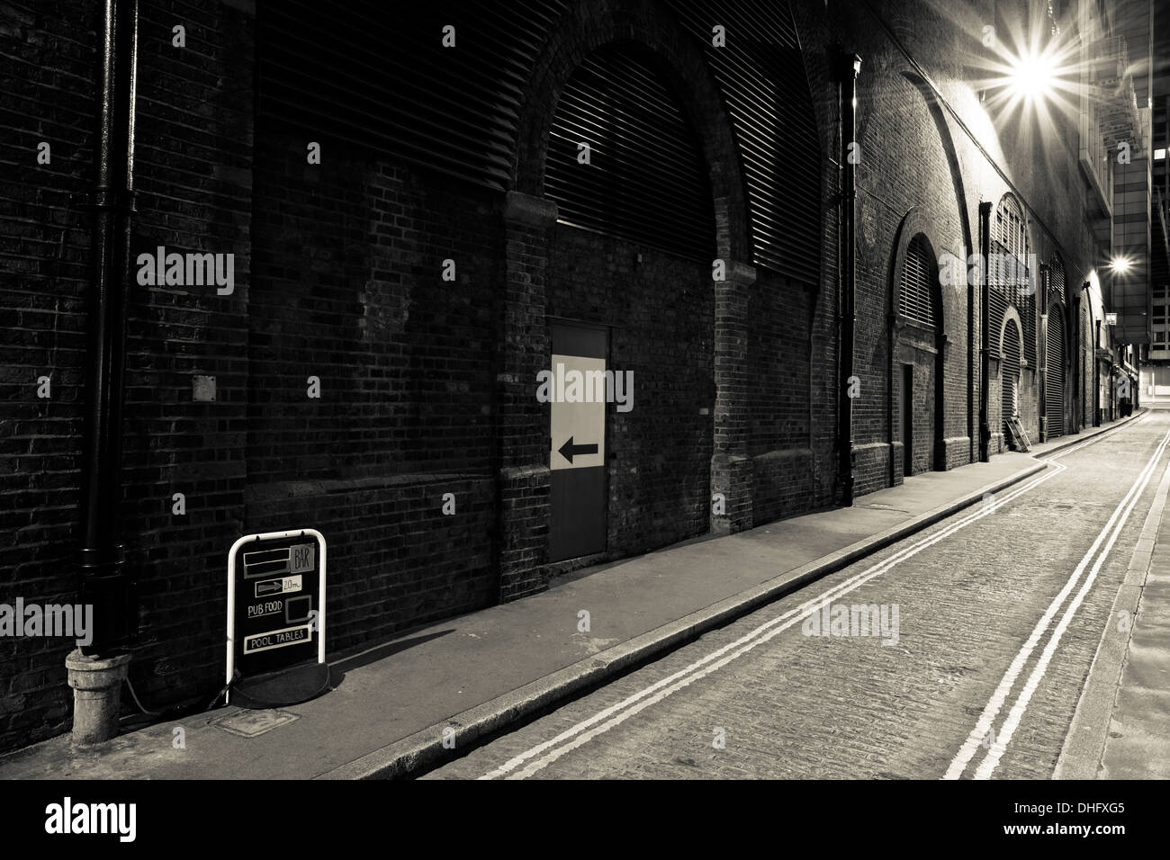 Night view london street hi-res stock photography and images - Alamy