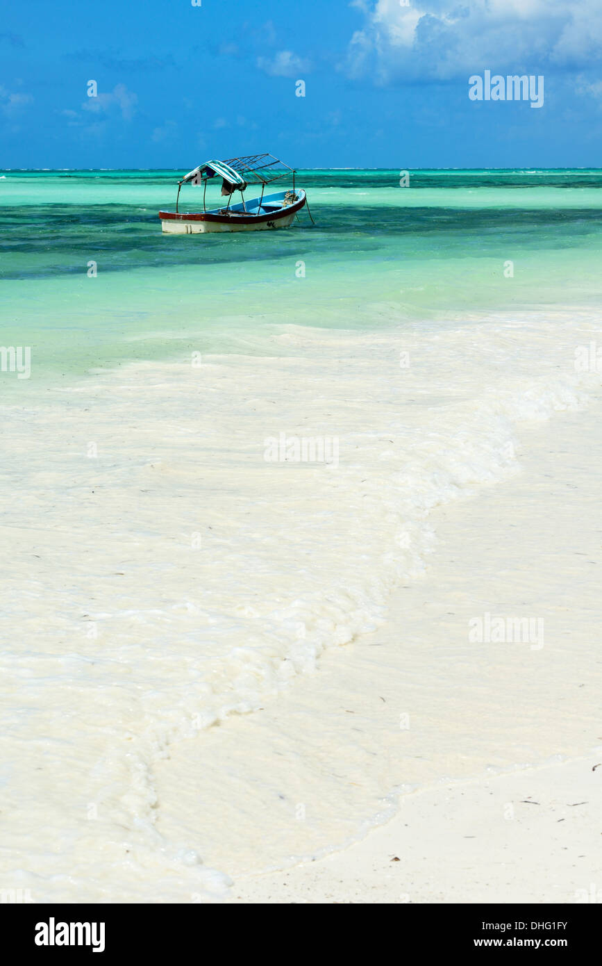 Old boat, Bwejuu Beach, Indian Ocean, Zanzibar, Tanzania, East Africa Stock Photo