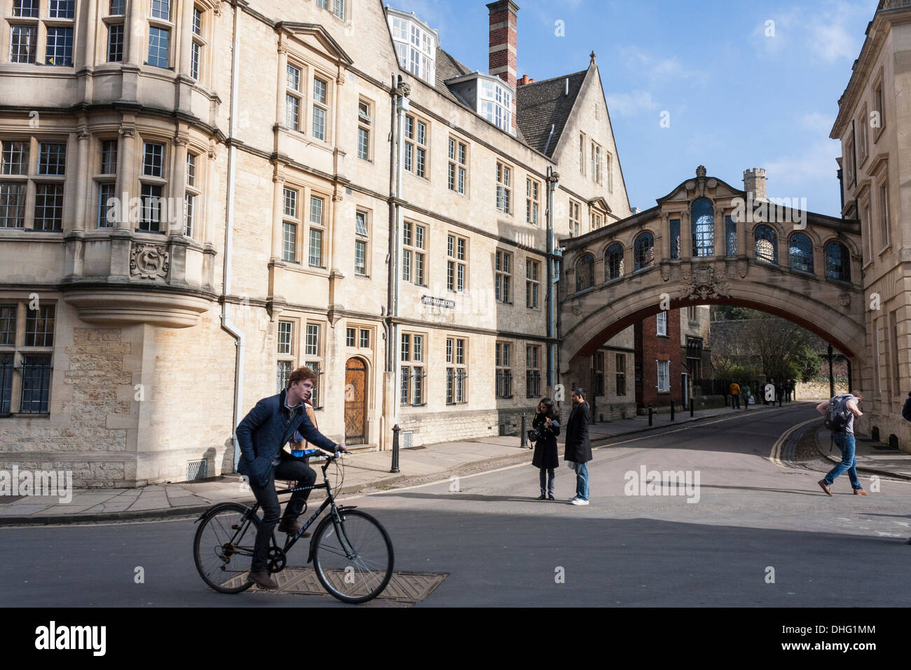 Student cycles past Hertford Bridge, (the Bridge of Sighs) at Oxford University, Oxfordshire, England, GB, UK. Stock Photo