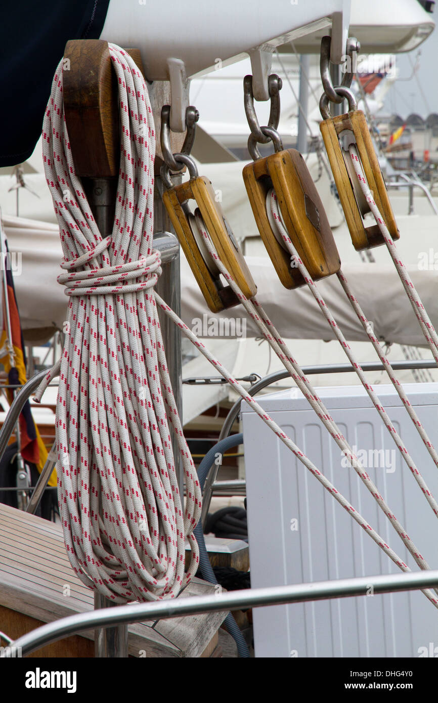 Boat ropes and pulleys hi-res stock photography and images - Alamy