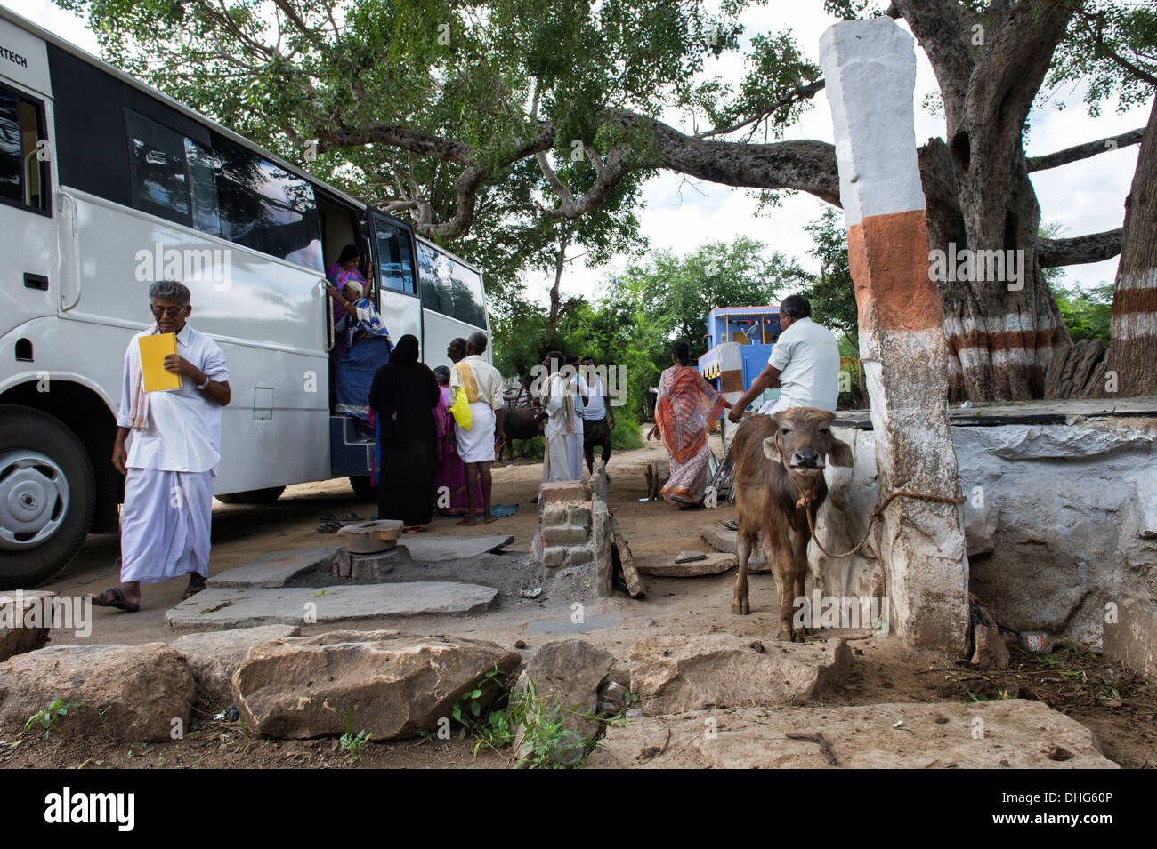 Sathya Sai Baba mobile outreach hospital bus parked at a rural Indian village receiving patients. Andhra Pradesh, India Stock Photo