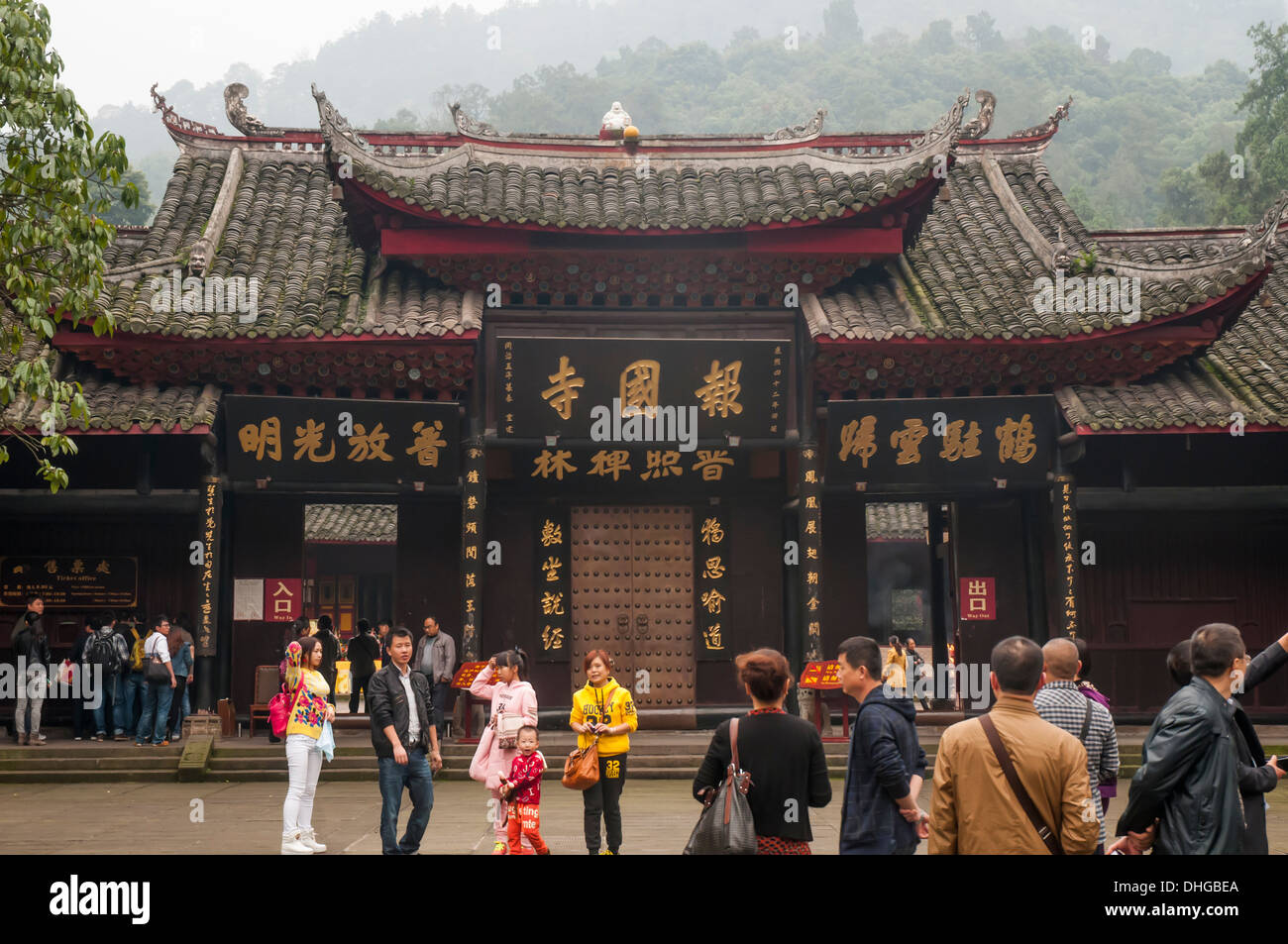 Visitors at the 16th-century Baoguo Temple, Emei Shan, Sichuan, China Stock Photo