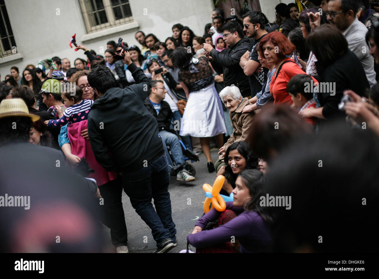 Santiago Del Chile, Chile. 9th Nov, 2013. Spring Festival in Santiago de Chile: Thousands celebrate the traditional Fiesta de la Primavera (Spring Festival) with music and the traditional Chilean dance Cueca in the Barrio Yungay, one of Santiago's oldest quarters. Photo: David von Blohn/NurPhoto © David Von Blohn/NurPhoto/ZUMAPRESS.com/Alamy Live News Stock Photo