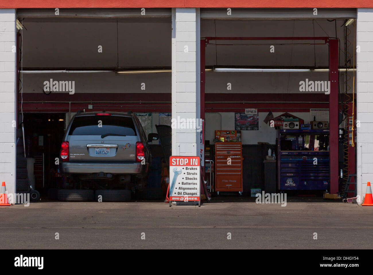 Professional mechanic's garage bays USA Stock Photo Alamy