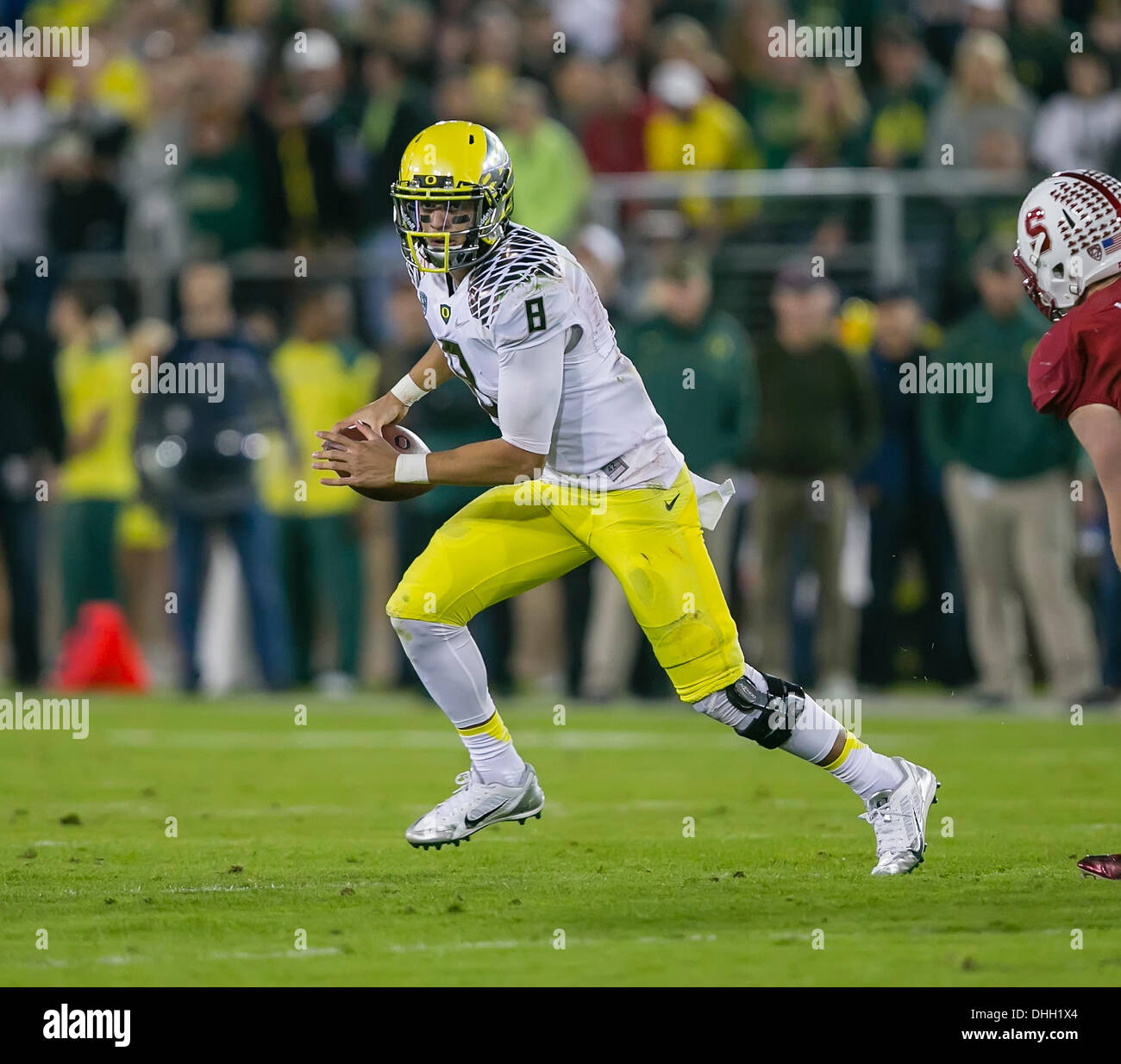 Marcus Mariota Oregon Ducks NCAA Football Action Photo Size: 8 x 10