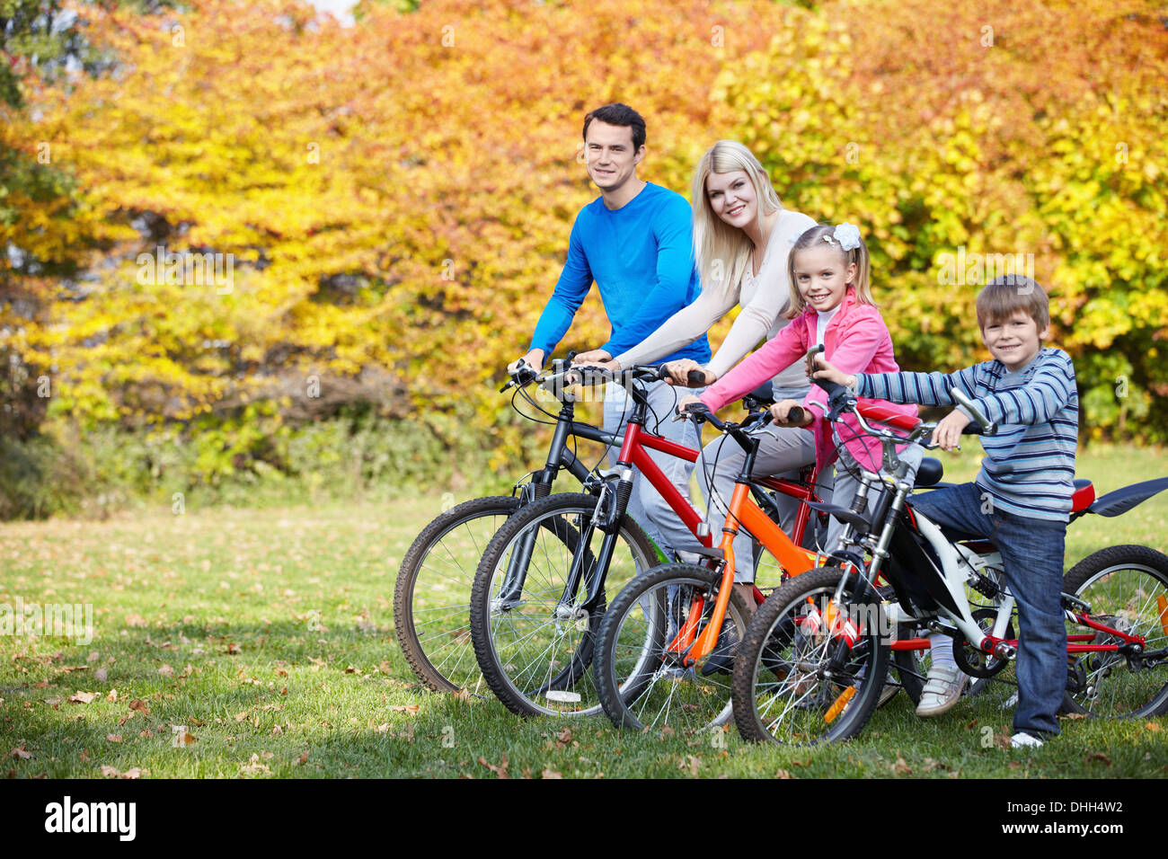 Велосемья. Велосипеды для всей семьи. Семья на велосипедах. Семья с детьми на велосипедах. Семейные велосипедные прогулки.