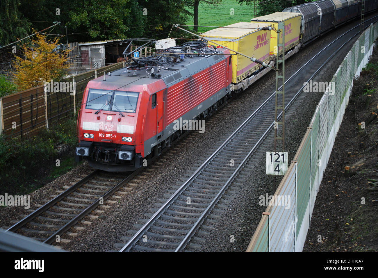 BR189 189-055-7 mit einem Güterzug auf der Rollbahn (KBS385 Wanne Eikel-Hamburg KM124) bei Osnabrück (Oktober 2013) Stock Photo