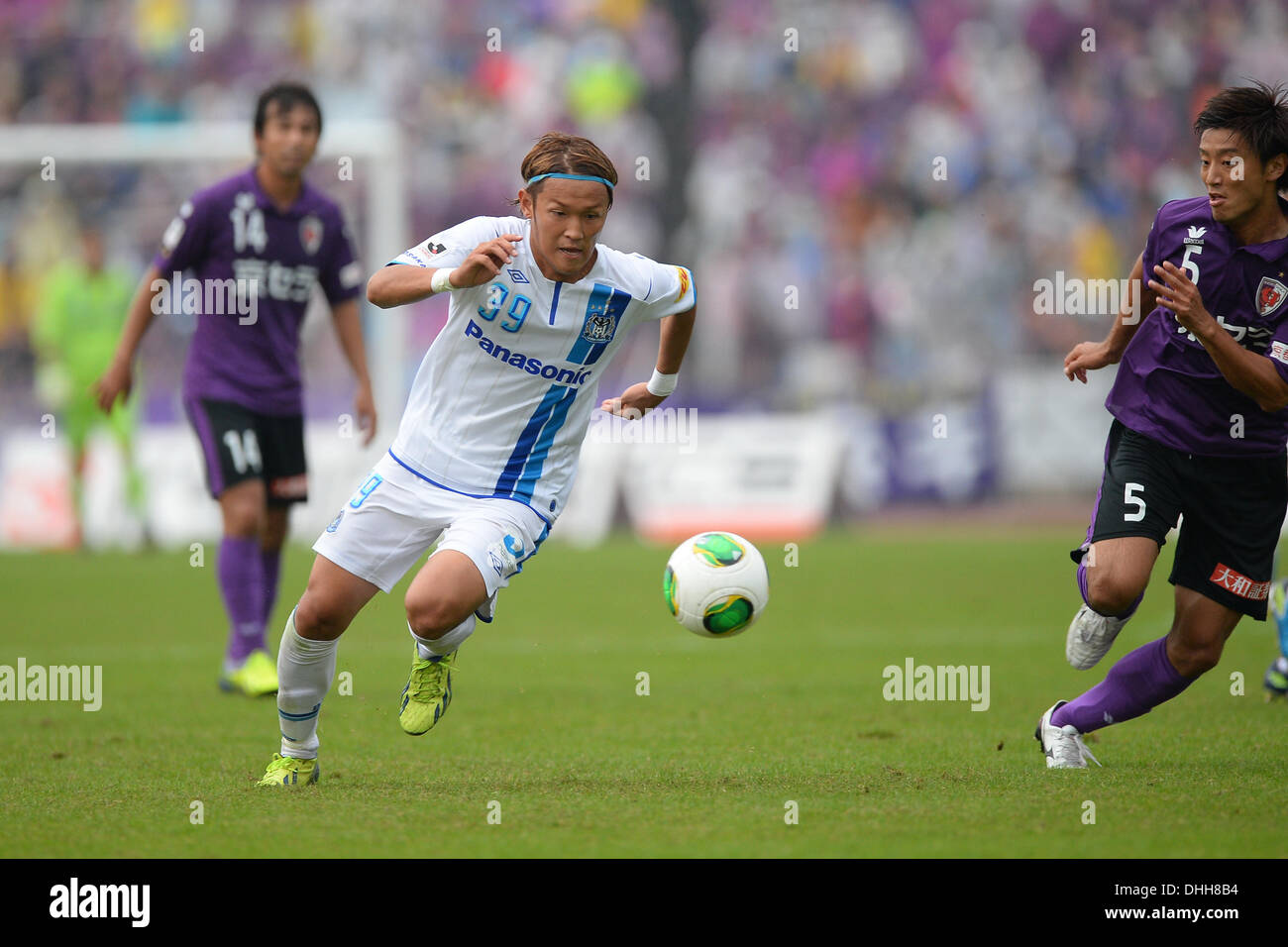 Kyoto, Japan. 10th Nov, 2013. Takashi Usami (Gamba) Football / Soccer : 2013 J.League Division 2 match between Kyoto Sanga F.C 0-2 Gamba Osaka at Nishikyogoku Stadium in Kyoto, Japan . © AFLO/Alamy Live News Stock Photo