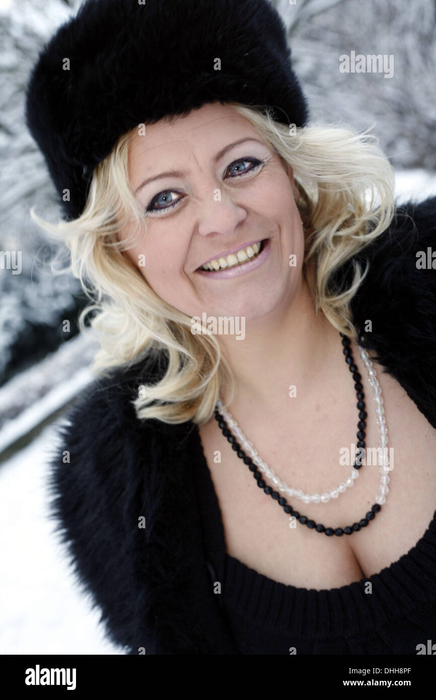 Blond woman in black fur coat hi-res stock photography and images - Alamy