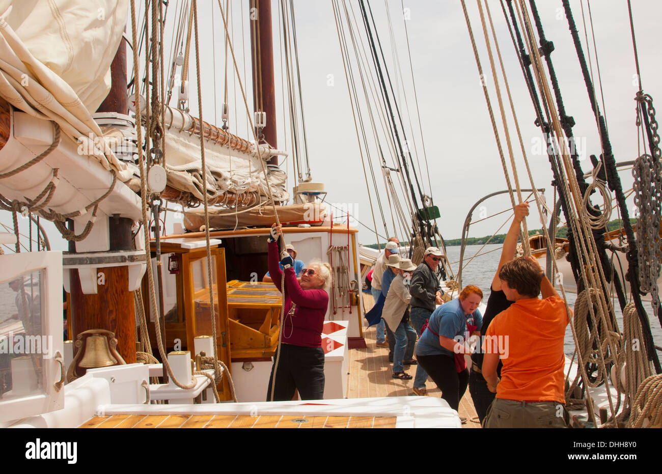 Hoisting sails hires stock photography and images Alamy