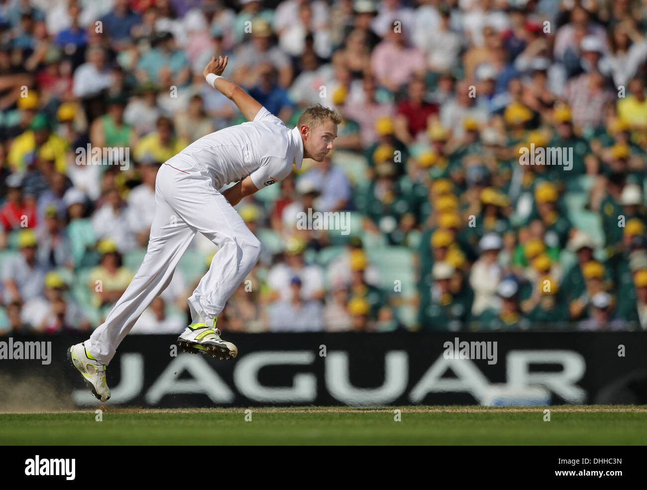 England cricketer Stuart Broad bowls during the Ashes Test at The Kia Oval in August 2013 Stock Photo