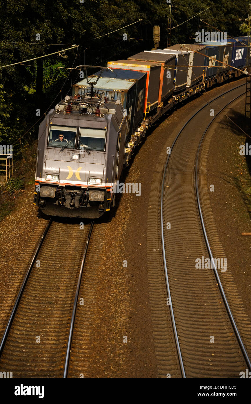 241 007 'Bond' von Hectorail mit einem Güterzug auf der Rollbahn (KBS385 Wanne Eikel-Hamburg KM124) bei Osnabrück (Oktober 2013) Stock Photo