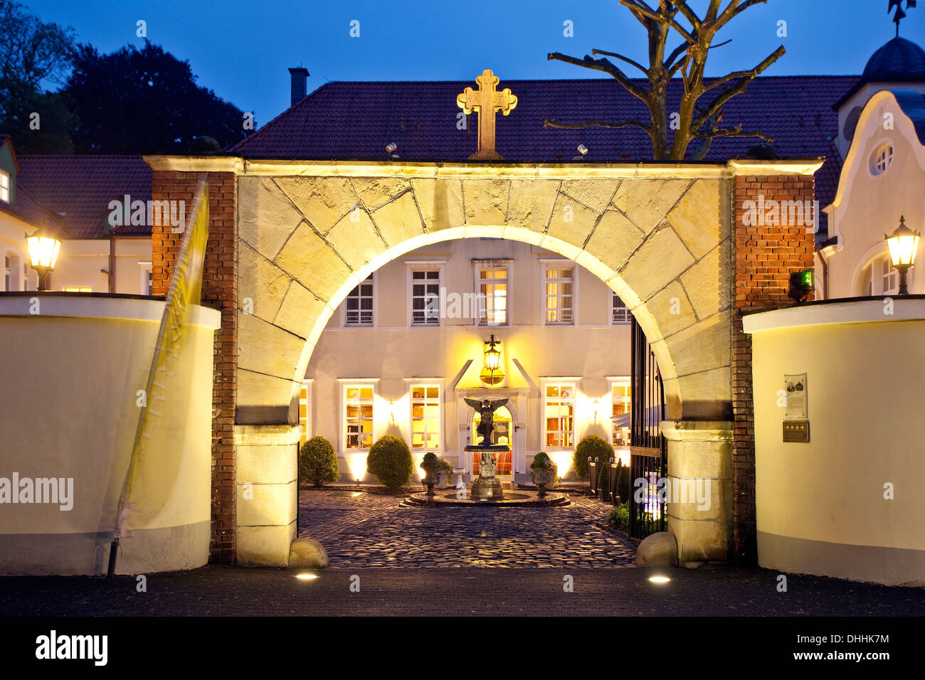 Castle gate buildings hi-res stock photography and images - Alamy