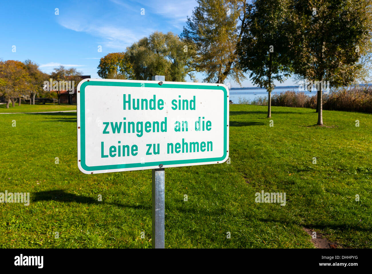 Sign, 'Hunde sind zwingend an die Leine zu nehmen', German for 'dogs must be kept on a leash', Island Frauenchiemsee or Stock Photo