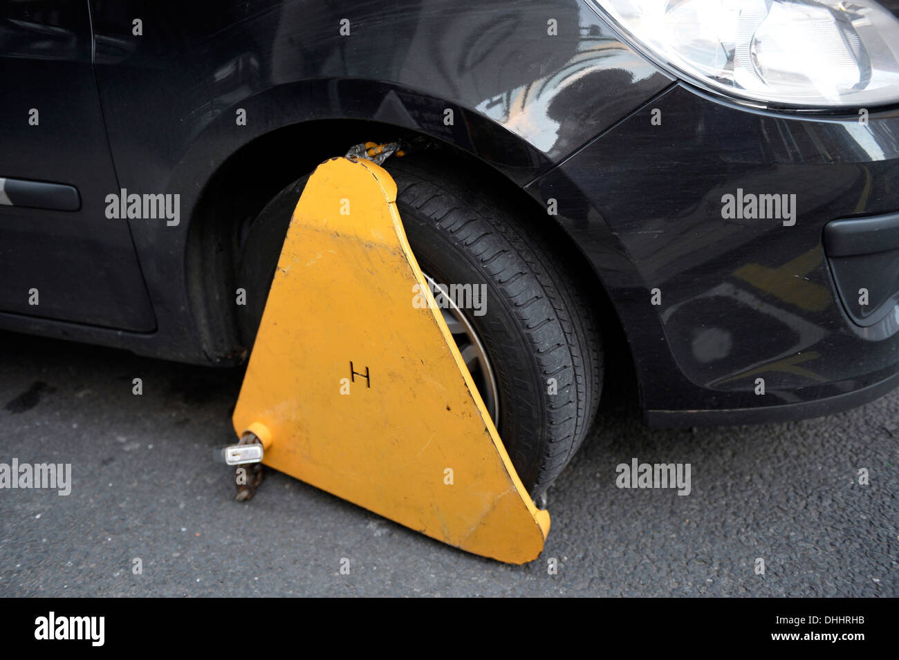 Immobilizer, wheel clamp on the wheel of a car parked in a prohibited