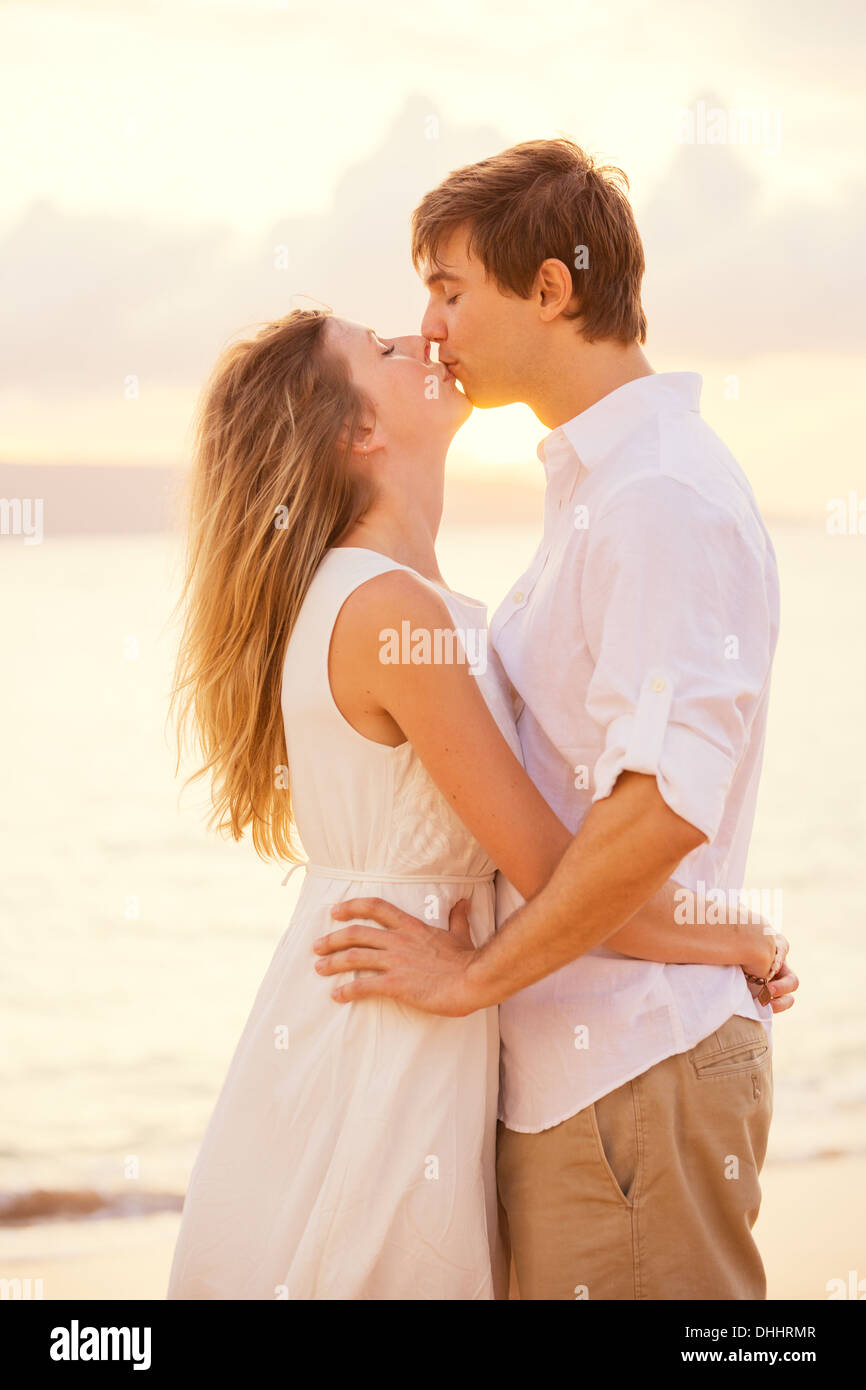 Где муж и жена целовались. Пара поцелуй солнце. Муж и жена целуются. Красивая пара целуются на бежевом фоне. Парочка целуется на итальянском берегу.