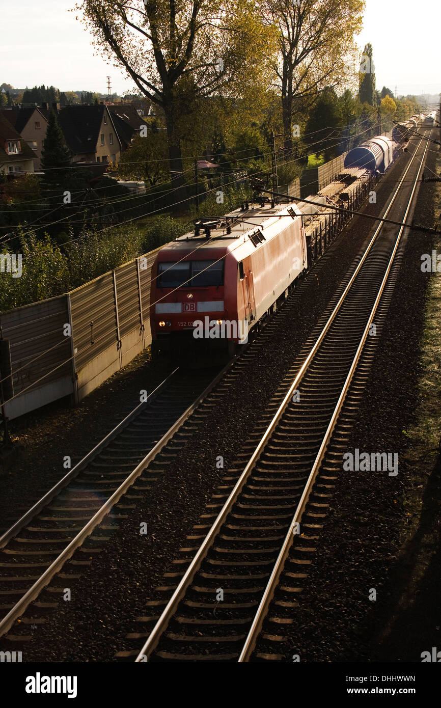 (ES64F) 152 023-8 der DB mit einem Güterzug auf der Rollbahn (KBS385 Wanne Eikel-Hamburg KM 121 2) bei Osnabrück Okt 2013 Stock Photo