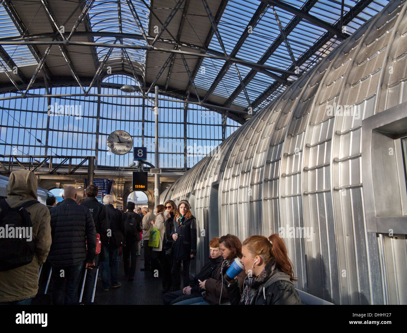 Passengers at Liverpool Lime St. train station. England, UK Stock Photo