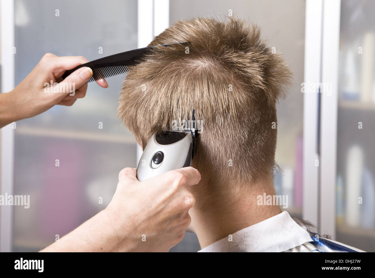 Можно ли подстригать своего мужа. Обрезанные волосы. Стрижка волос. Стричь ногти. Подстриженные мужские ногти.