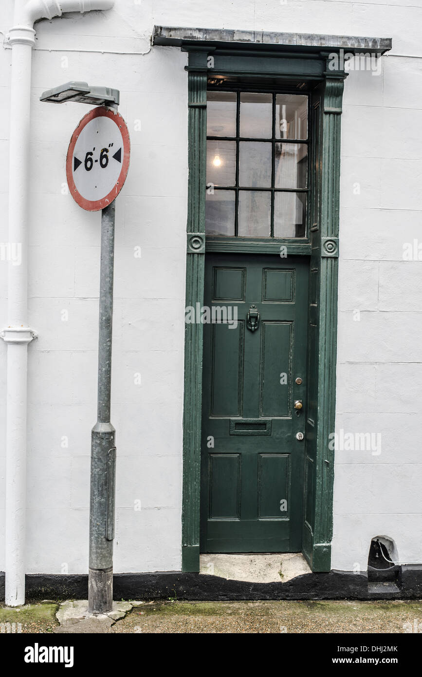 Tall Georgian doorway with modern street sign indicating maximum width Stock Photo