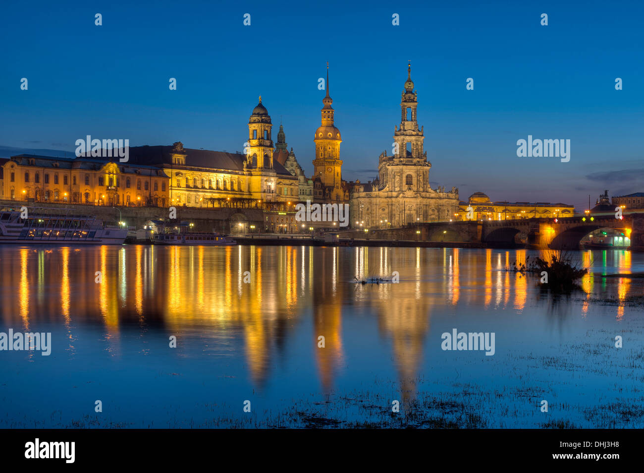Elbe river with Dresden Castle and Hofkirche in the evening ...