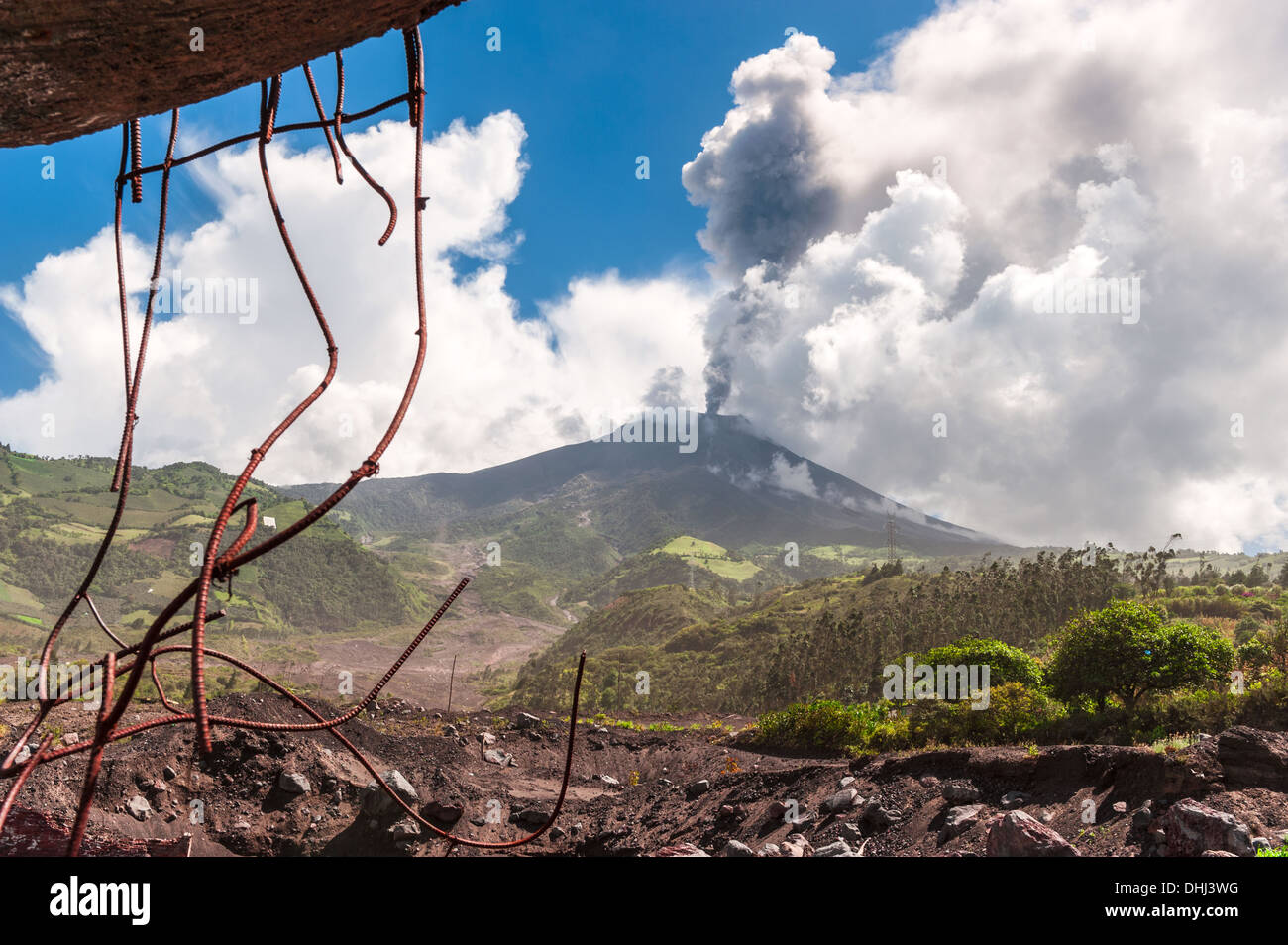 eruption-of-a-volcano-tungurahua-in-ecuador-stock-photo-alamy