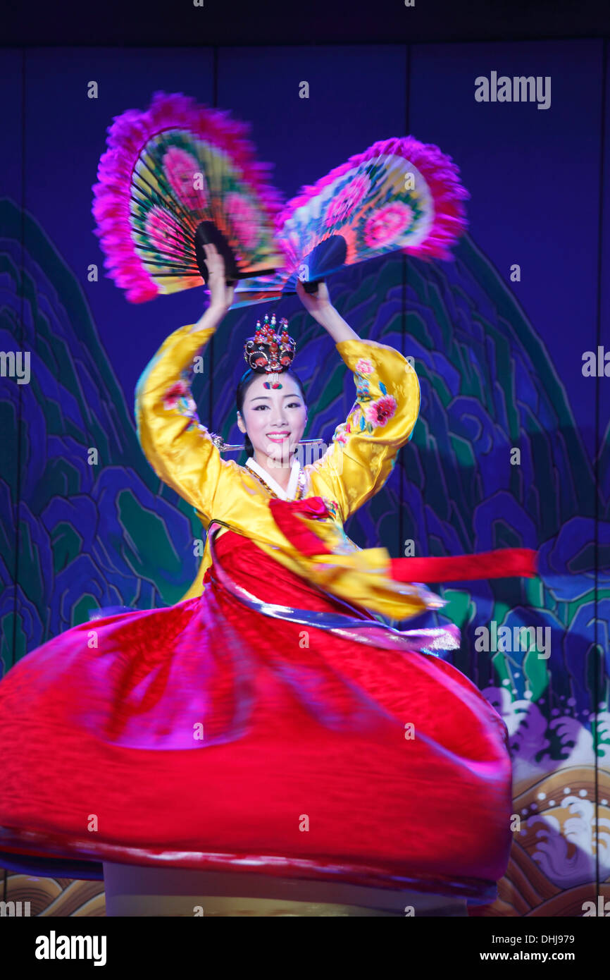 South Korea, Seoul, Korea House, Korean fan dance Stock Photo Alamy